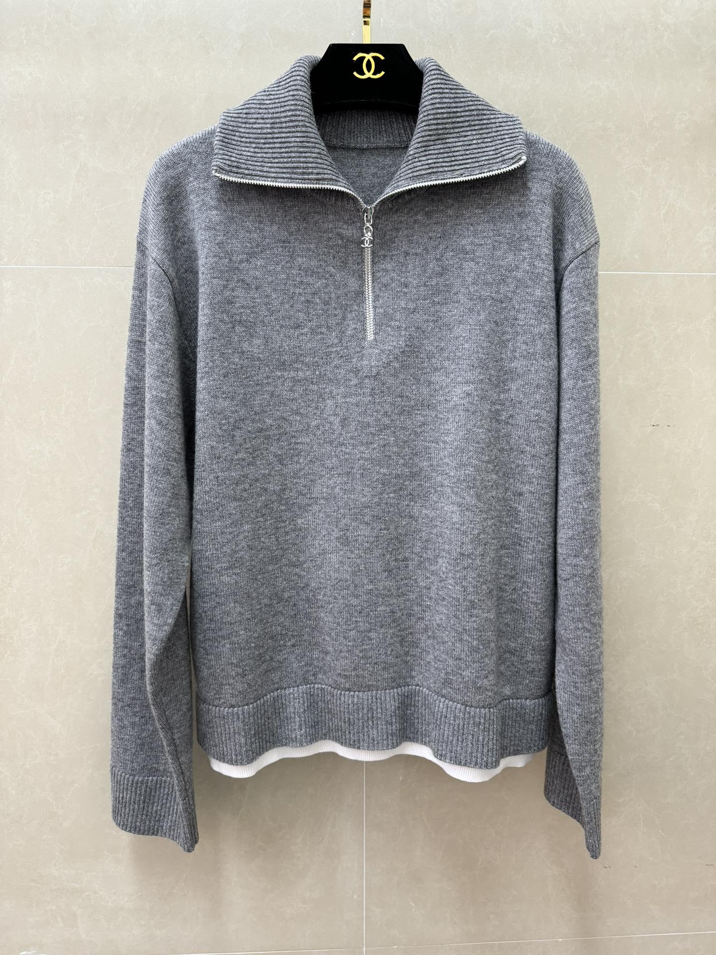 NO:760507,New styles for early spring are available. Chanel half-zip sweater 2026 spring and summer series. Half-zip lapel design. Adjustable neckline. Easy to put on and take off. Simple yet distinctive. Full of high-end feel. Customized cashmere blended fabric. Soft and delicate. Loose fit. Gentle temperament on the upper body. Complete trademarks. Sizes SML,,chanel,19860909早春新款上新啦 香家半拉链针织衫 2026春夏系列 翻领半拉链设计 随心调节领口 方便穿脱 简约不失特色 满满高级感 定制羊绒混纺面料 柔软细腻 宽松版型 上身温柔气质 商标齐全 尺码SML,,chanel,,Women's clothing