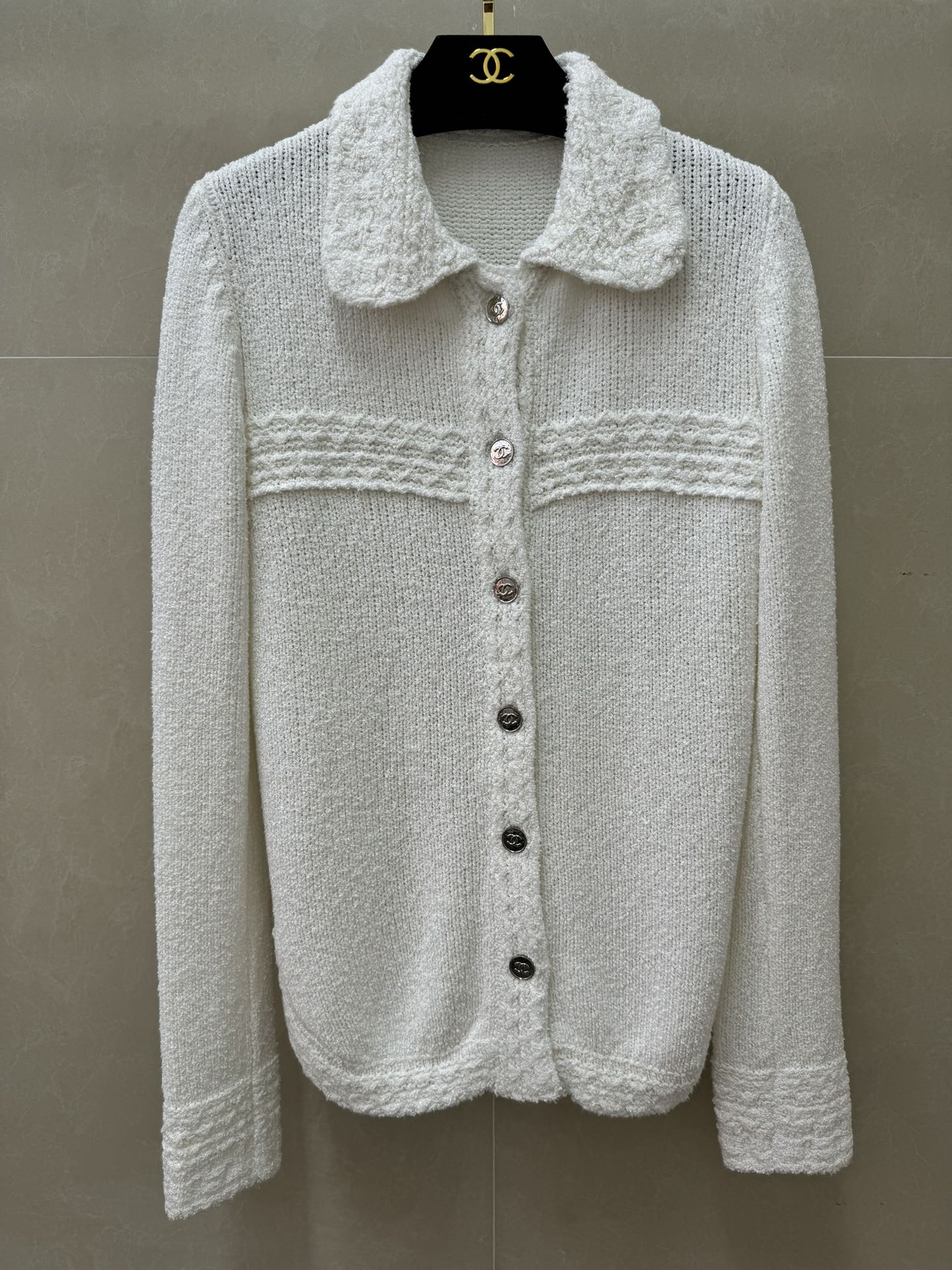 NO:760502,The new style for early spring is available. Xiangjia white knitted cardigan 2026 spring and summer series. Lapel neck design. Double logo button embellishment. Braided texture on the chest and hem. Full of layering. Simple yet distinctive. Full sense of high-end. Customized knitted fabric. Texture is soft and comfortable. Normal fit. The upper body is slim and elegant. Complete trademarks. Sizes SML,,chanel,19860909早春新款上新啦 香家白色针织开衫 2026春夏系列 翻领领口设计 双Clogo纽扣点缀 胸前和下摆采用编织纹理 层次感十足 简约不失特色 满满的高级感 定制针织面料 质感柔软舒适 正常版型 上身显瘦又气质 商标齐全 尺码SML,,chanel,,Women's clothing