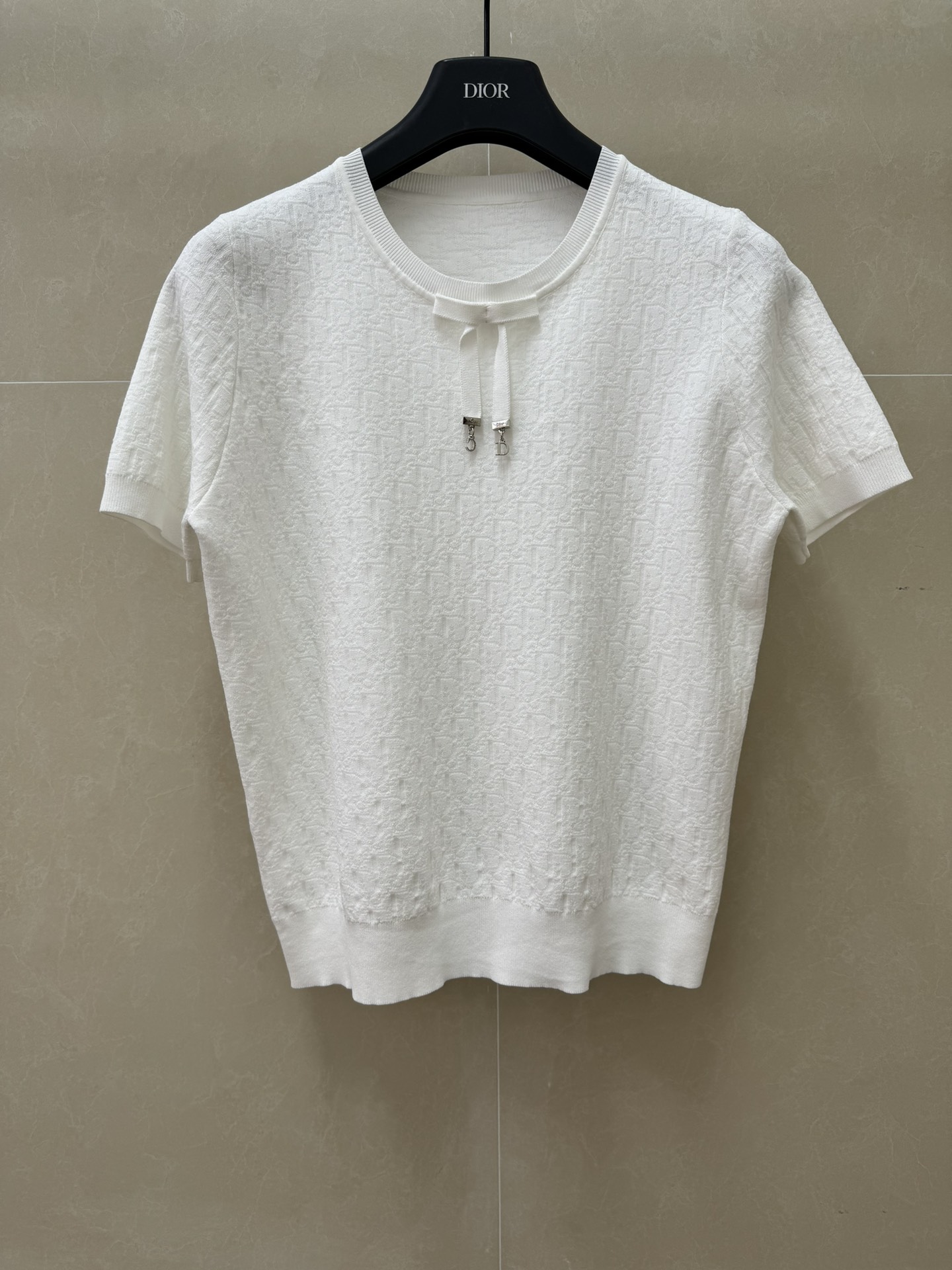 NO:761695,The new style for early spring is new. D family old flower jacquard short sleeves. 2026 spring and summer series. Round ribbed neckline design. Dark old flower jacquard pattern. Full sense of luxury. Gold letter pendants with bow on the chest. Customized knitted fabric. Soft and comfortable. Slim fit. The upper body is slim and versatile. Complete trademarks. Sizes SML, dior, T-shirt,19860909早春新款上新啦 D家老花提花短袖 2026春夏系列 圆领罗纹领口设计 暗纹老花提花图案 满满的高级感 胸前蝴蝶结金字母点坠点缀 定制针织面料 柔软舒适 修身版型 上身显瘦又百搭 商标齐全 尺码SML,,dior,T-shirt,,Women's clothing