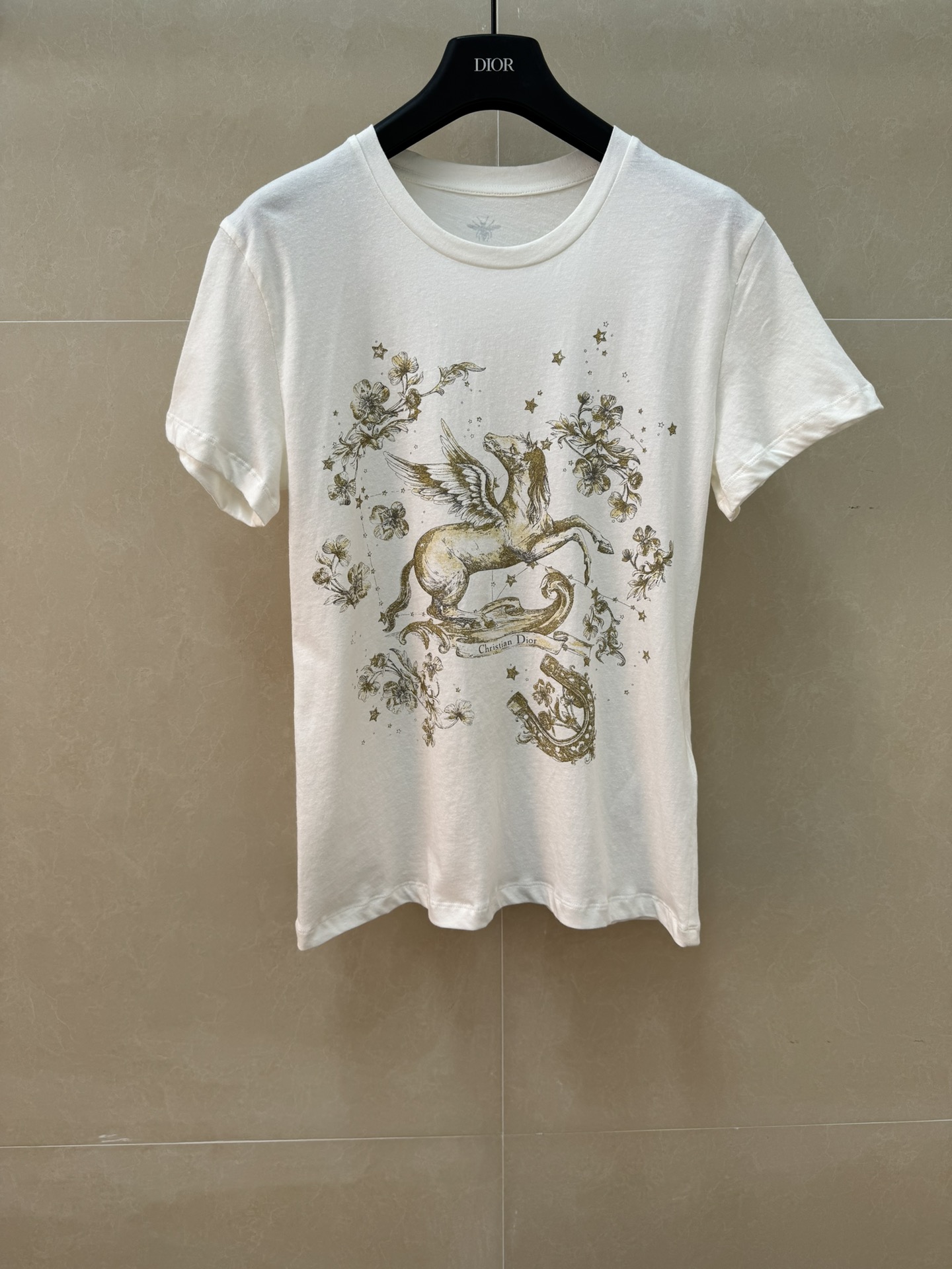 NO:761690,New arrival in early spring. D family Pegasus print T-shirt 2026 Lunar New Year limited series. Round neck design. Adopts retro gilded Pegasus print pattern. Fashionable and high-end. Imported cotton and linen fabric. Skin-friendly, comfortable and breathable. Normal fit. The upper body is slim and versatile. Complete trademarks. Sizes SML, dior, tees, t-shirt,19860909早春新款上新啦 D家飞马印花T恤 2026贺岁限定系列 圆领领口设计 采用复古鎏金飞马印花图案 时髦高级 进口棉亚麻面料 亲肤舒适透气 正常版型 上身显瘦又百搭 商标齐全 尺码SML,,dior,tees，t-shirt,,Women's clothing