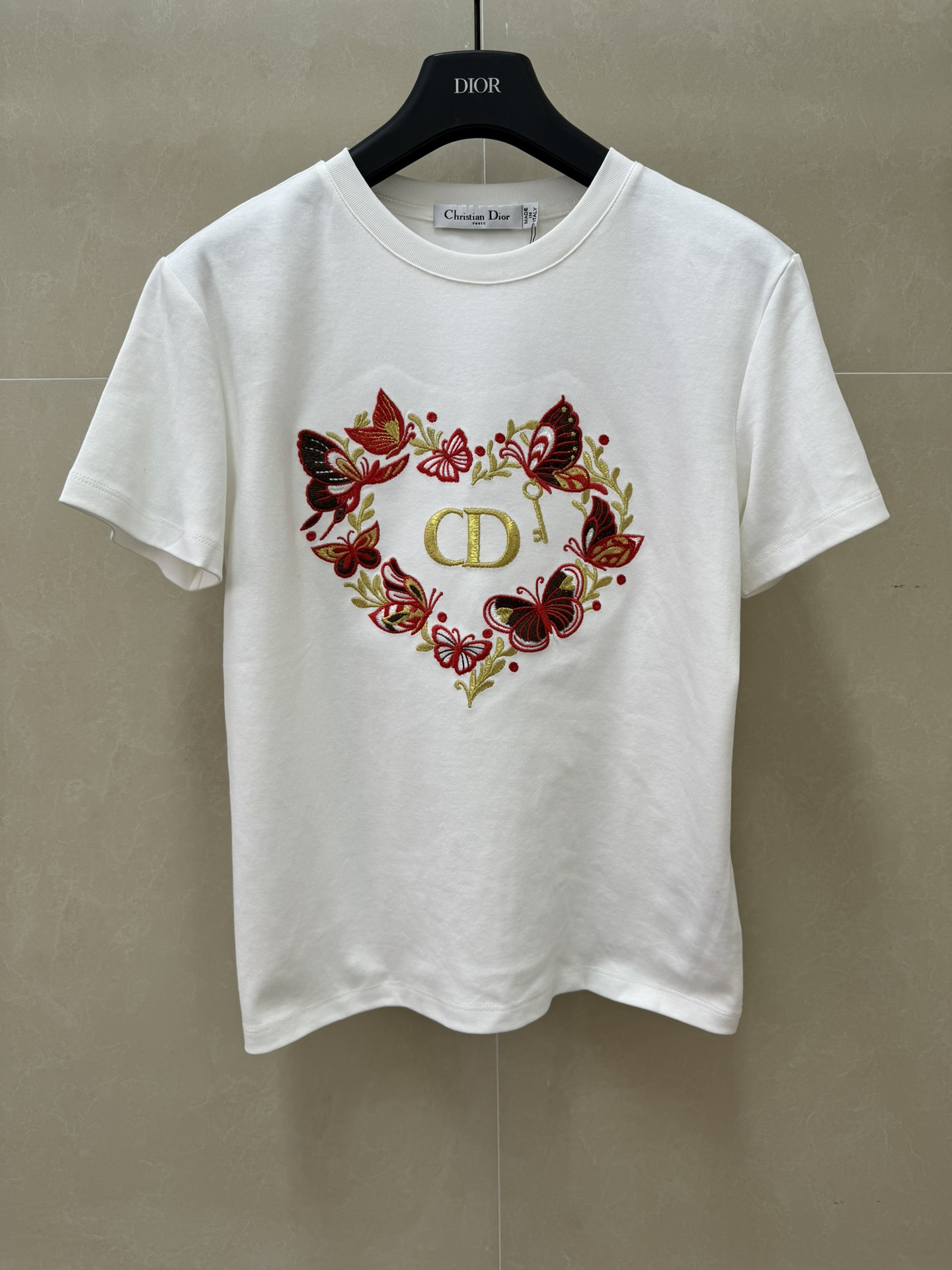 NO:761685,New arrival for early spring. D family embroidered love butterfly T-shirt 2026 spring and summer series. Round ribbed neckline. Butterfly love embroidered pattern. The CD logo in the middle is very recognizable. Simple and fashionable. High-end. Customized pure cotton fabric. Soft, comfortable and breathable. Normal fit upper body looks slim and elegant. Complete trademarks. Sizes SML, dior, tees, t-shirt,19860909早春新款上新啦 D家刺绣爱心蝴蝶T恤 2026春夏系列 圆领罗纹领口 蝴蝶爱心刺绣图案 中间CD标志超有辨识度 简约时髦高级 定制纯棉面料 柔软舒适透气 正常版型上身显瘦又气质 商标齐全 尺码SML,,dior,tees，t-shirt,,Women's clothing