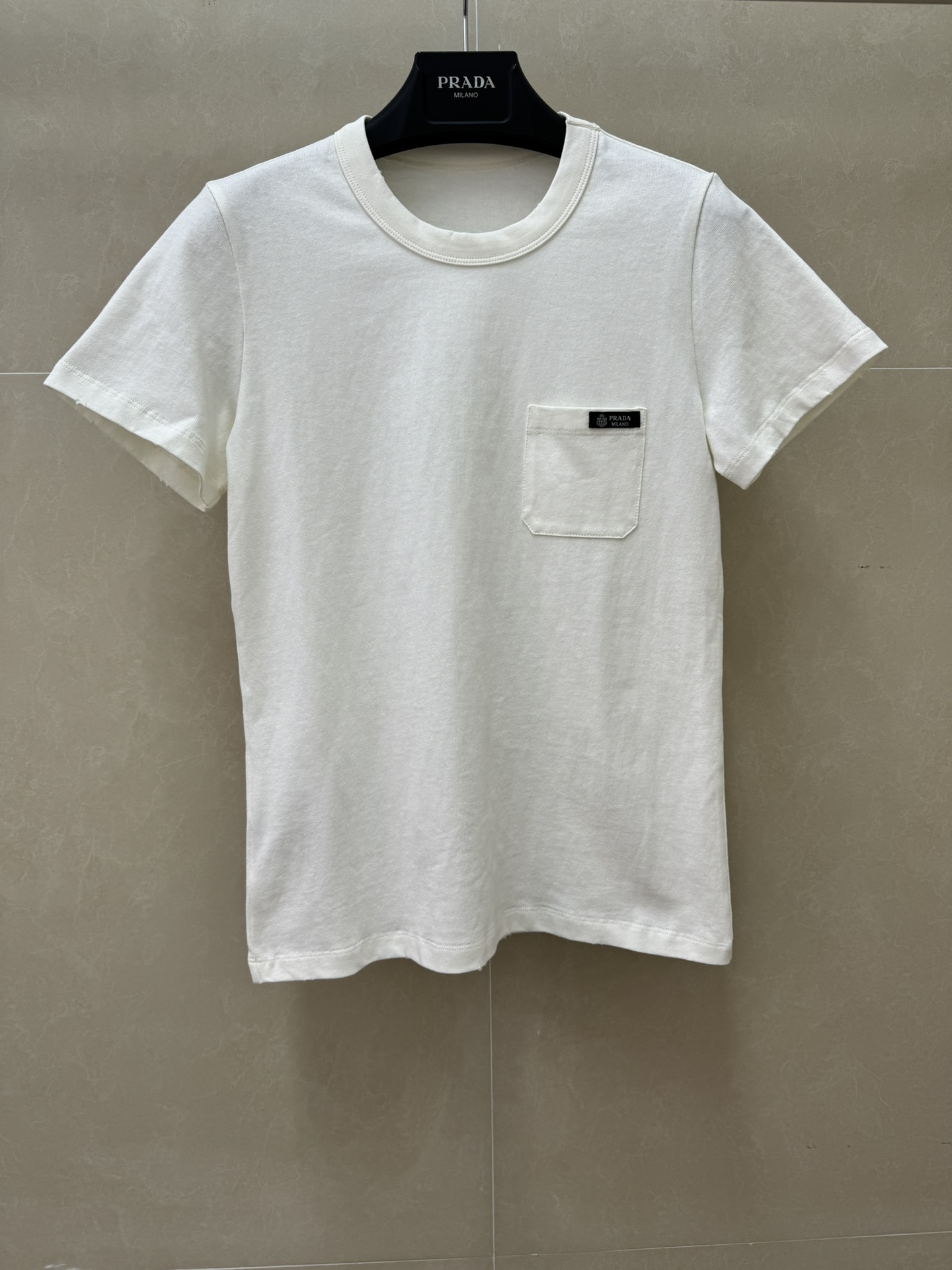 NO:762534,The new style for early spring is new. P's white short-sleeved T-shirt 2026 spring and summer series. Round neck design. Pocket logo decoration. Old washing process. Simple, fashionable and generous. Customized pure cotton fabric. Soft, comfortable and breathable. Slim fit. The upper body is slim and versatile. Complete trademarks. Sizes SML, T-shirt, tees, t-shirt,19860909早春新款上新啦 P家白色短袖T恤 2026春夏系列 圆领领口设计 口袋logo徽标装饰点缀 做旧洗水工艺 简约时尚大方 定制纯棉面料 柔软舒适透气 修身版型 上身显瘦又百搭 商标齐全 尺码SML,,T-shirt,tees，t-shirt,,Women's clothing