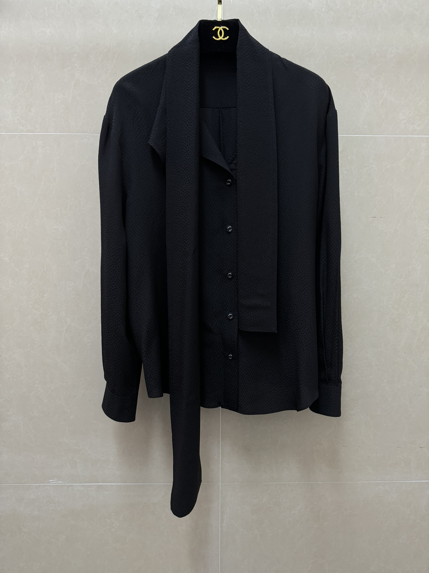 NO:762531,New styles for early spring are available. Xiangjia streamer silk shirt 2026 spring and summer series. streamer neck design. Dark jacquard logo pattern. Full sense of luxury. Customized silk jacquard fabric. Silky, skin-friendly and shiny. Loose fit. The upper body looks slim and elegant. Complete trademarks. Sizes SML, chanel, real silk,19860909早春新款上新啦 香家飘带真丝衬衣 2026春夏系列 飘带领设计 暗纹提花logo图案 满满的高级感 定制真丝提花面料 丝滑亲肤有光泽 宽松版型 上身显瘦又气质 商标齐全 尺码SML,,chanel,real silk,,Women's clothing