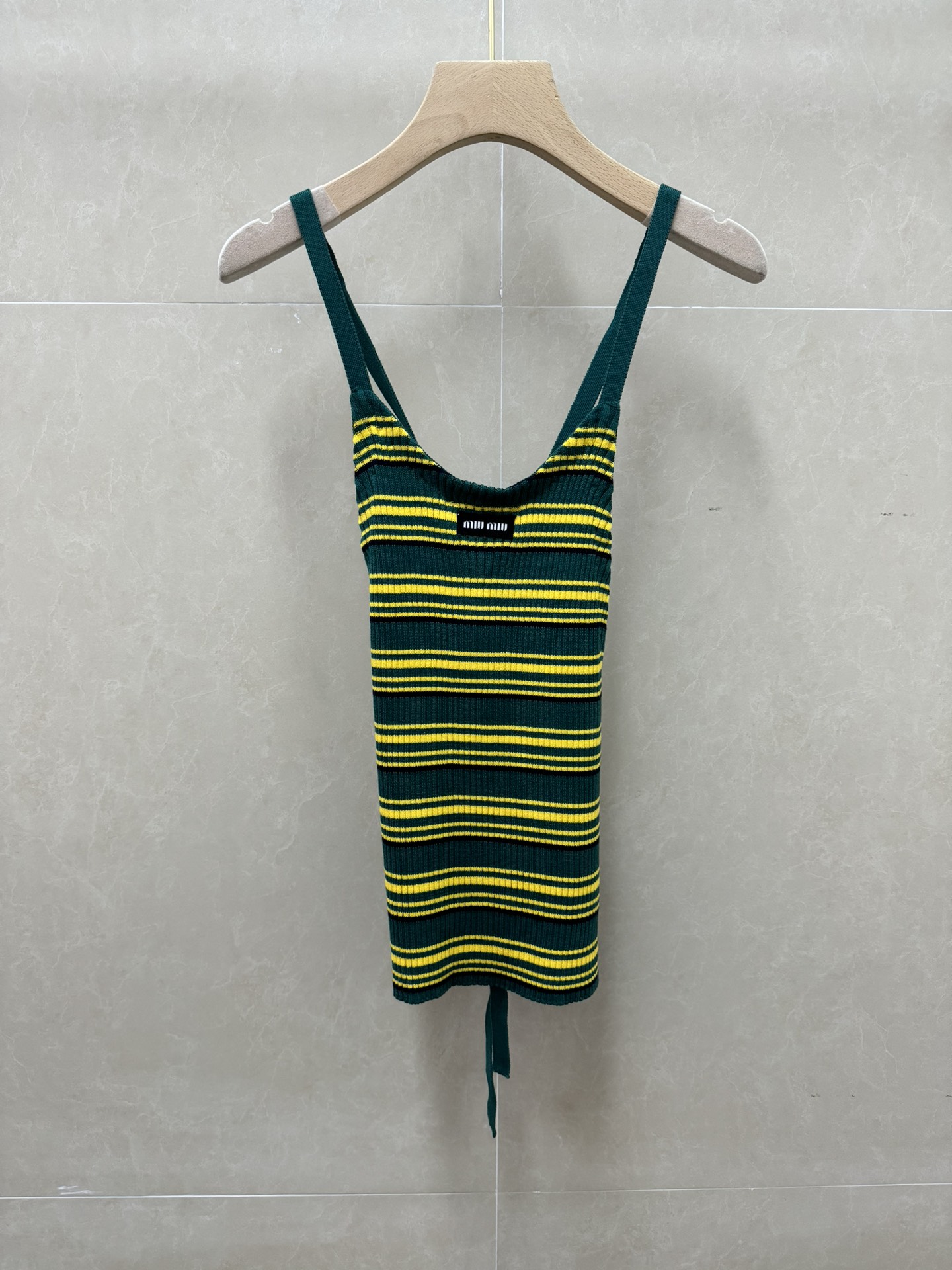 NO:796708,The new style for early spring is new. Miu yellow and green striped vest 2026 spring and summer series. Sexy backless strap design. Letter logo patch embroidery embellishment. Yellow and green color. Retro and fashionable. Cotton knitted fabric. Comfortable and skin-friendly. Slim fit. The upper body is slim and versatile. Size SML,,miumiu,19860909早春新款上新啦 Miu黄绿条纹背心 2026春夏系列 性感露背绑带设计 字母logo贴布刺绣点缀 黄绿配色 复古时髦 棉质针织面料 舒适亲肤 修身版型 上身显瘦又百搭 尺码SML,,miumiu,,Women's clothing