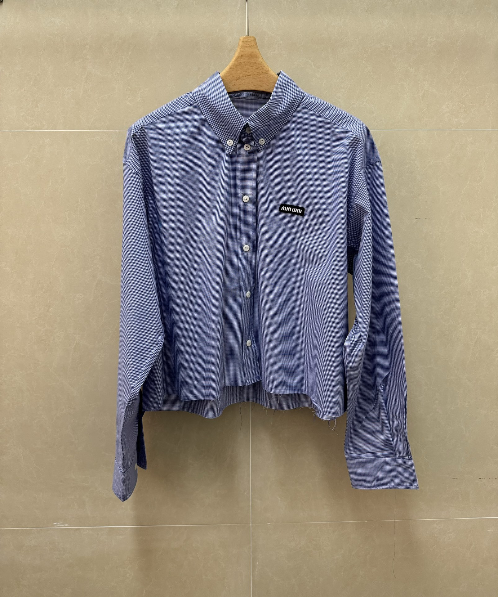 NO:796707,New style for early spring. Miu blue plaid shirt 2026 spring and summer series. Lapel neck design. Letter logo embroidery embellishment. Blue and white plaid color. Fresh and fashionable. Cotton poplin material. Comfortable and breathable. Loose fit. The upper body is slim and elegant. Size SML,,miumiu,19860909早春新款上新啦 Miu蓝色格纹衬衣 2026春夏系列 翻领领口设计 字母徽标刺绣点缀 蓝白格纹配色 清新时髦 棉府绸材质 舒适透气 宽松版型 上身显瘦又气质 尺码SML,,miumiu,,Women's clothing