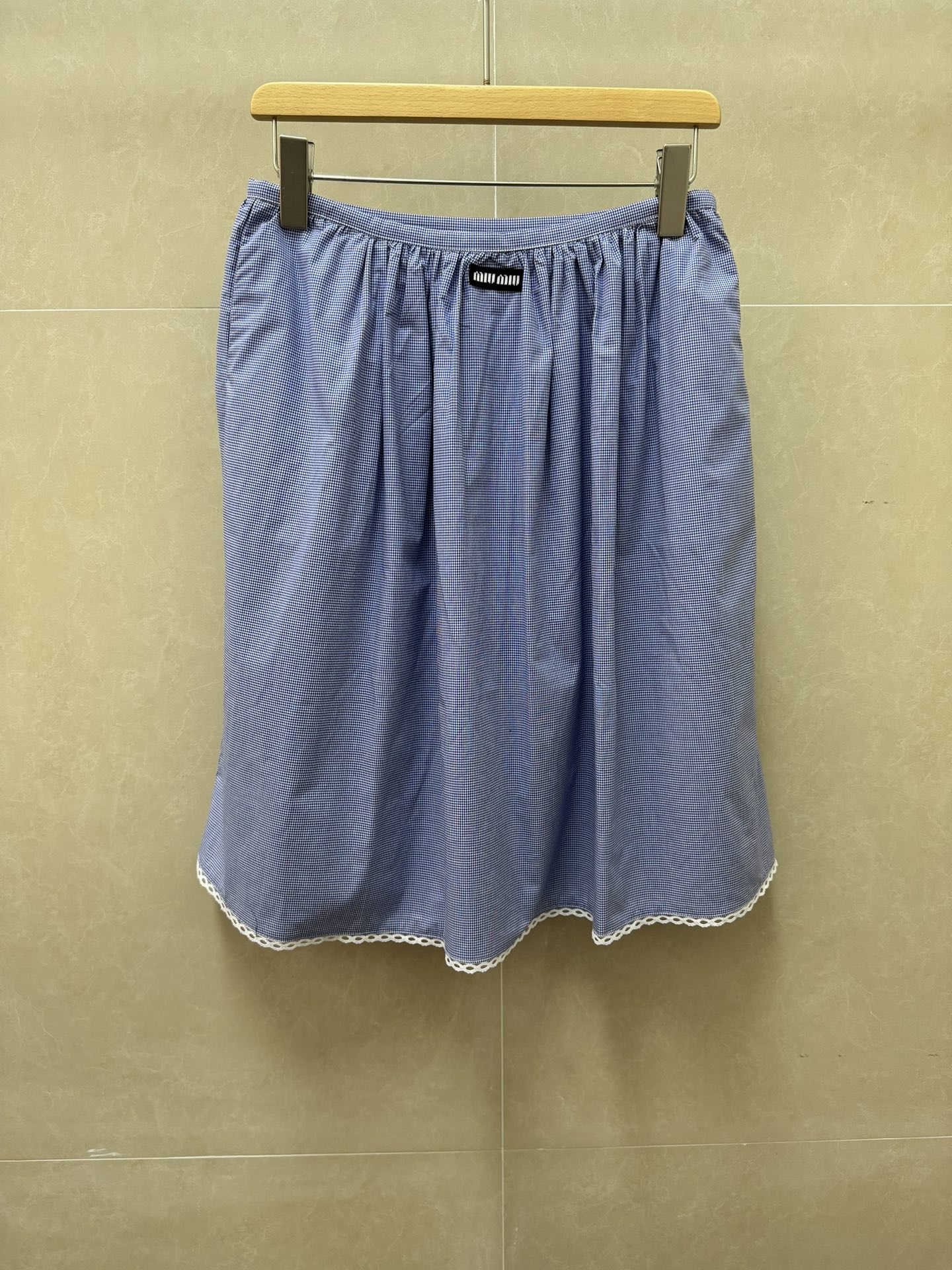 NO:796701,New style for early spring. Miu blue plaid skirt 2026 spring and summer series. Side zipper design. Letter logo embroidery embellishment. Blue and white plaid color. Fresh and fashionable. Cotton poplin material. Comfortable and breathable. A-line short and medium version. The upper body is slim and versatile. Sizes SML,,miumiu,skirts,19860909早春新款上新啦 Miu蓝色格纹半裙 2026春夏系列 侧边拉链设计 字母徽标刺绣点缀 蓝白格纹配色 清新时髦 棉府绸材质 舒适透气 A字中短款版型 上身显瘦又百搭 尺码SML,,miumiu,skirts,,Women's clothing