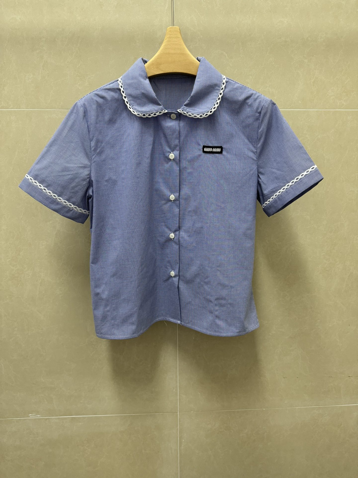 NO:796695,New arrival in early spring. Miu plaid short-sleeved shirt 2026 spring and summer series. Classic polo collar design. Letter logo embroidery embellishment. Blue and white plaid color. Exquisite lace edge. Fresh and fashionable. Cotton poplin material. Comfortable and breathable. Loose fit. The upper body is slim and elegant. Sizes SML,,miumiu,shirts,T-shirt,19860909早春新款上新啦 Miu格纹短袖衬衫 2026春夏系列 经典polo领设计 字母徽标刺绣点缀 蓝白格纹配色 精致蕾丝边 清新时髦 棉府绸材质 舒适透气 宽松版型 上身显瘦又气质 尺码SML,,miumiu,shirts,T-shirt,,Women's clothing