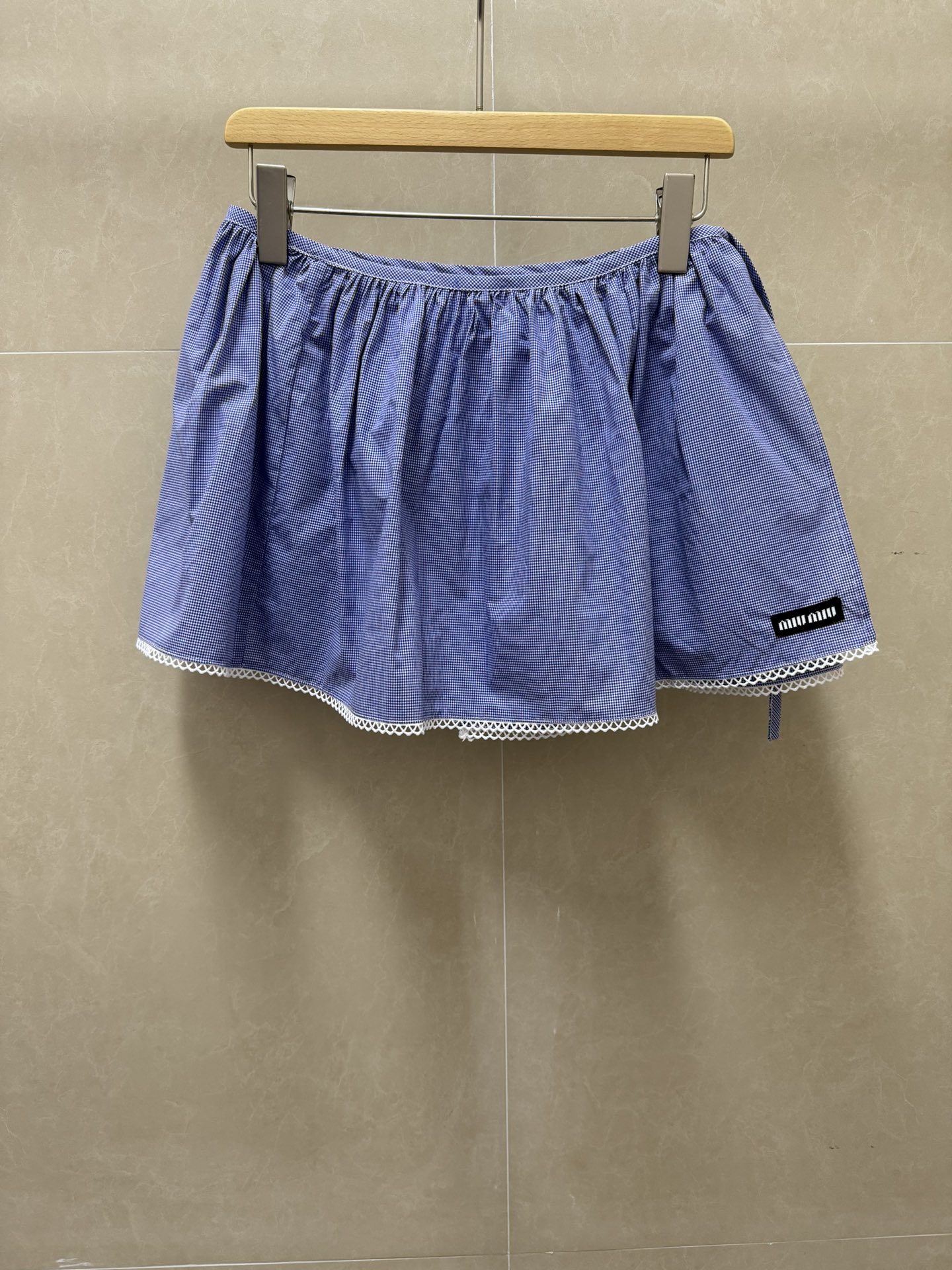NO:796689,New style for early spring. Miu plaid short skirt. 2026 spring and summer series. Side strap lace design. Letter logo embroidery embellishment. White lace splicing at the hem. Blue and white plaid color. Fresh and fashionable. Cotton silk material. Comfortable and breathable. A-line skirt version. The upper body is slim and versatile. Sizes SML,,miumiu,skirts,19860909早春新款上新啦 Miu格纹短半裙 2026春夏系列 侧边搭片系带设计 字母徽标刺绣点缀 下摆白色蕾丝花边拼接 蓝白格纹配色 清新时髦 棉服绸材质 舒适透气 A字裙版型 上身显瘦又百搭 尺码SML,,miumiu,skirts,,Women's clothing