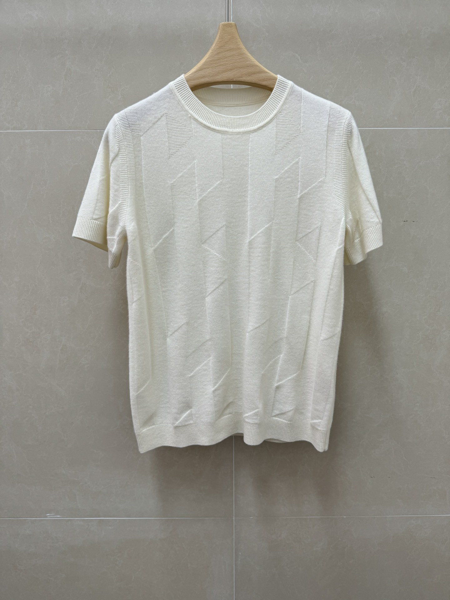 NO:796706,New style for early spring. H family jacquard wool short sleeves. 2026 early spring series. Round ribbed neckline. Three-dimensional jacquard pattern. Wool knitted fabric. Comfortable and textured. Loose fit. The upper body is lazy, casual and versatile. Sizes are SML, T-shirt,19860909早春新款上新啦 H家提花羊毛短袖 2026早春系列 圆领罗纹领口 立体提花图案 羊毛针织面料 舒适有质感 宽松版型 上身慵懒随意百搭 尺码SML,,T-shirt,,Women's clothing