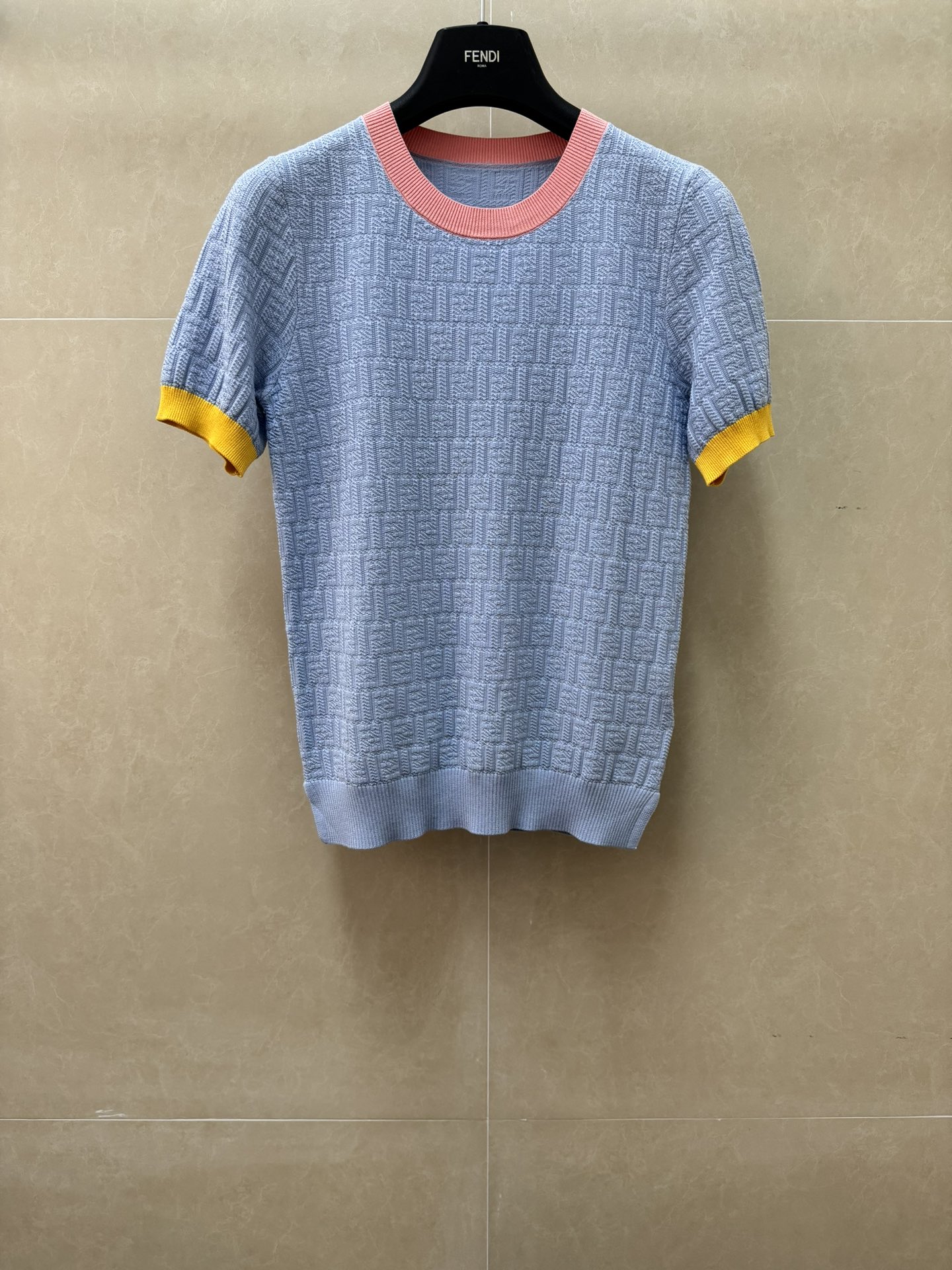 NO:868405,The new high version is now available. FD contrasting knitted short sleeves. 2026 early spring series. Round ribbed neckline. Blue, pink and yellow contrasting design. Classic FF letter jacquard pattern. Fashionable and lively to reduce age. Cotton blended knitted fabric. Comfortable and breathable. Stretch slim fit. The upper body is slim and elegant. Complete trademarks. Sizes sml, T-shirt,19860909高版本新款出货啦 FD撞色针织短袖 2026早春系列 圆领罗纹领口 蓝粉黄撞色设计 经典FF字母提花图案 时髦活泼减龄 棉质混纺针织面料 舒适透气 弹力修身版型 上身显瘦又气质 商标齐全 尺码sml,,T-shirt,,Women's clothing