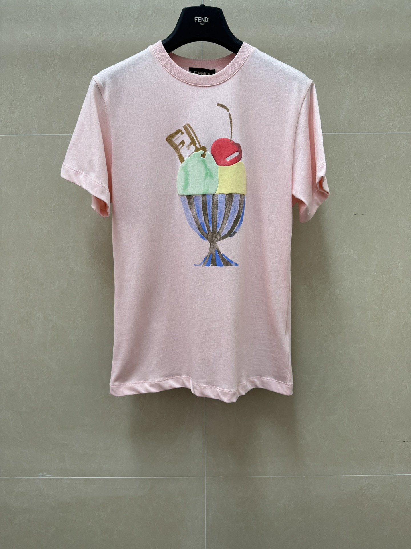 NO:797193,New styles for early spring are available. FD foam ice cream T-shirt 2026 spring and summer series. Round neck design. Macaron color ice cream print pattern. Cute and playful to reduce age. Imported pure cotton fabric. Comfortable, skin-friendly and breathable. Normal fit. The upper body is slim and elegant. Sizes are SML, tees, t-shirt,19860909早春新款上新啦 FD发泡冰淇淋T恤 2026春夏系列 圆领领口设计 马卡龙配色冰淇淋印花图案 可爱俏皮减龄 进口纯棉面料 舒适亲肤透气 正常版型 上身显瘦又气质 尺码SML,,tees，t-shirt,,Women's clothing