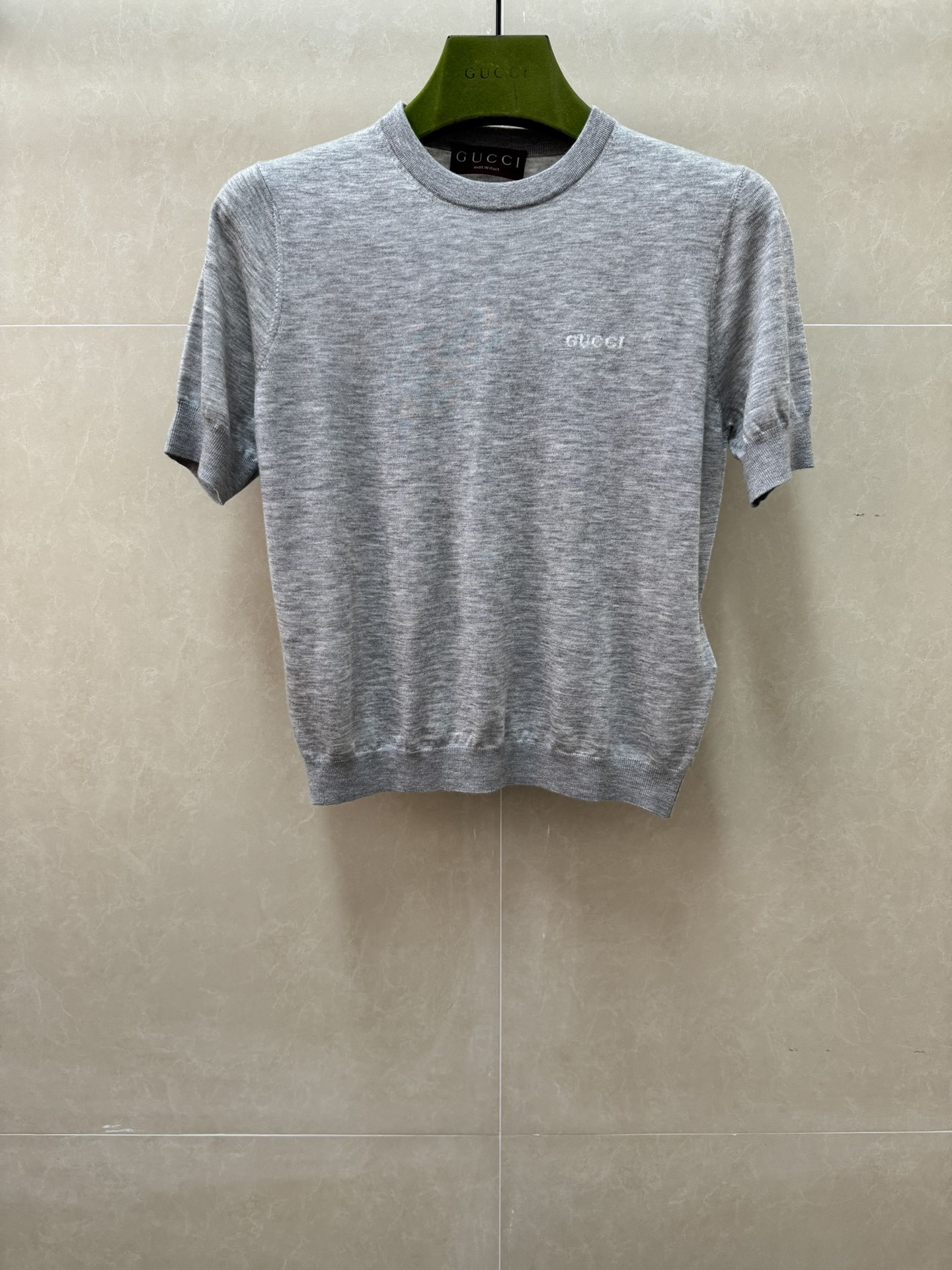 NO:797187,New styles for early spring are available. G home gray knitted short-sleeved 2026 spring and summer series. Round neck design. Letter intarsia pattern embellishment on the chest. Simple and high-end. Cashmere mulberry silk blended fabric. Light, comfortable and breathable. Normal fit. The upper body is slim and versatile. Sizes are SML, gucci, T-shirt,19860909早春新款上新啦 G家灰色针织短袖 2026春夏系列 圆领领口设计 胸前字母嵌花图案点缀 简约又高级 山羊绒桑蚕丝混纺面料 轻薄舒适透气 正常版型 上身显瘦又百搭 尺码SML,,gucci,T-shirt,,Women's clothing