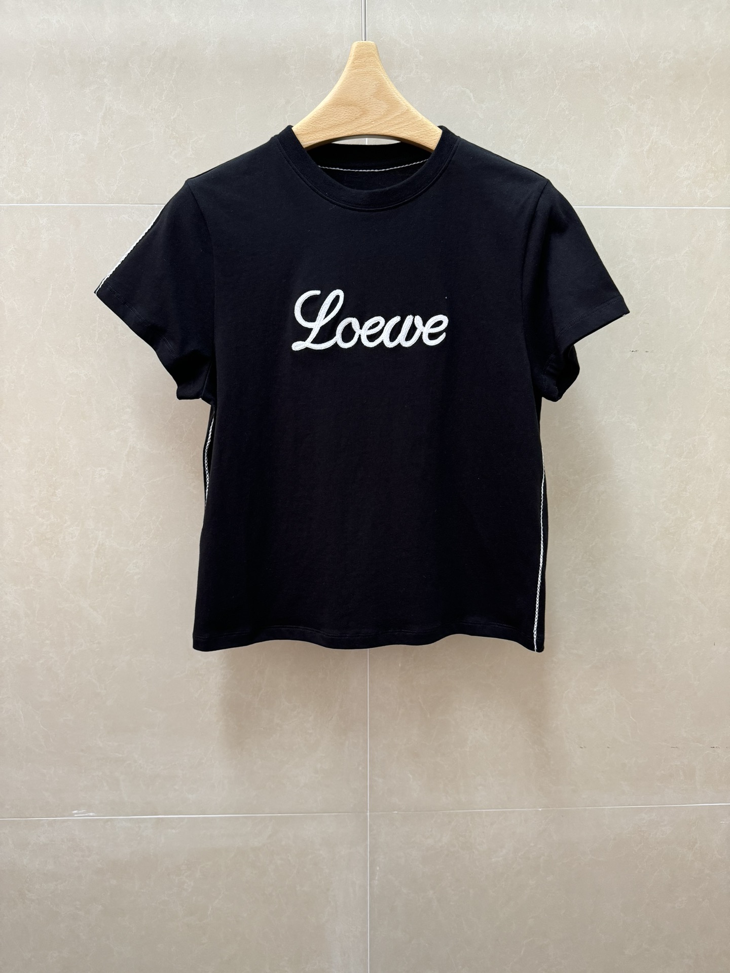 NO:797184,The new style for early spring is new, Loewe letter embroidered T-shirt, 2026 early spring series, round neck design, contrasting letter embroidery pattern, simple and advanced, imported pure cotton fabric, soft, comfortable and breathable, normal fit, the upper body is slim and versatile, complete trademarks, sizes SML, loewe, tees, t-shirt,19860909早春新款上新啦 罗意威字母刺绣T恤 2026早春系列 圆领领口设计 撞色字母刺绣图案 简约高级 进口纯棉面料 柔软舒适透气 正常版型 上身显瘦又百搭 商标齐全 尺码SML,,loewe,tees，t-shirt,,Women's clothing