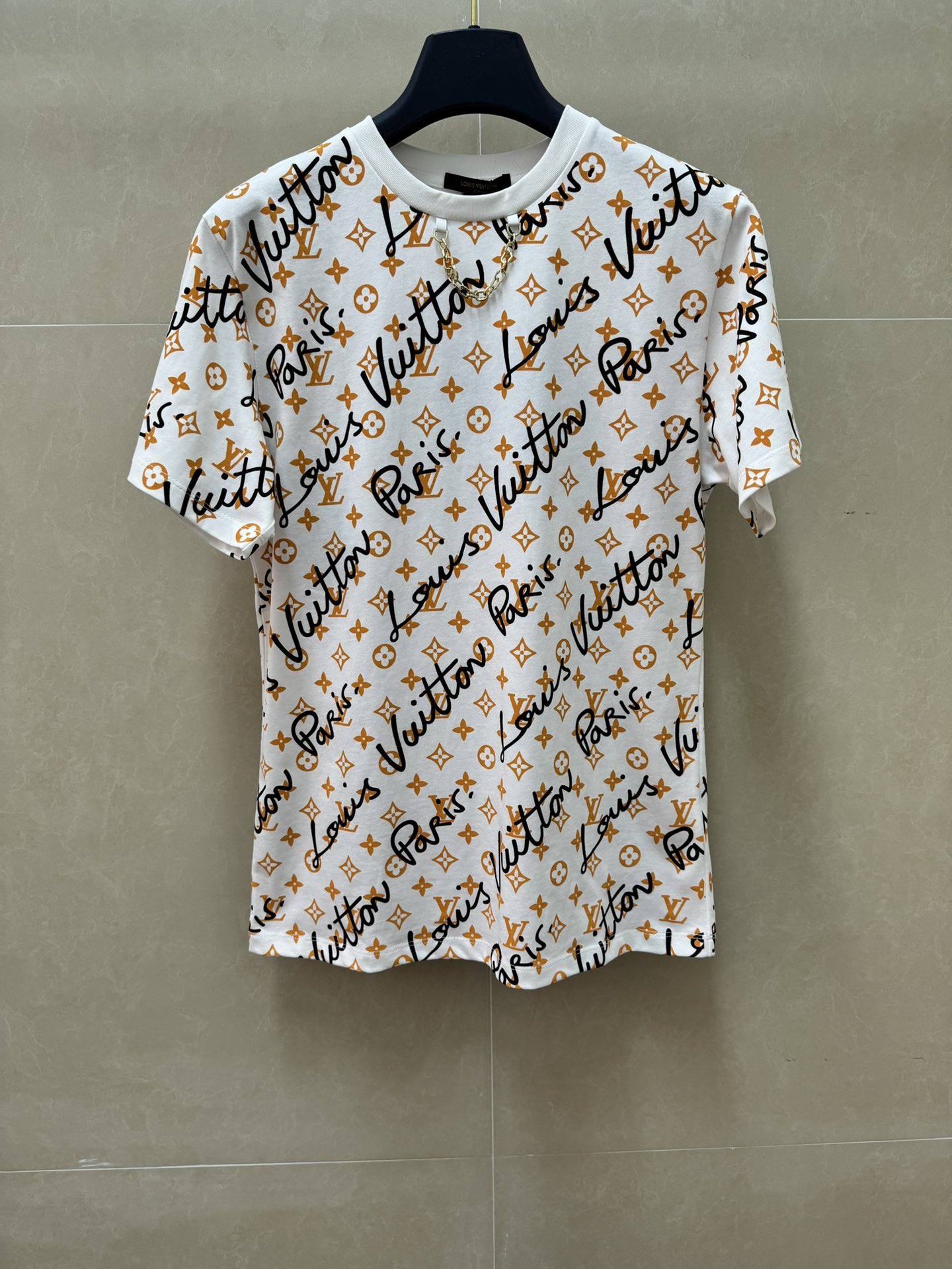 NO:797178,New style for early spring. L family presbyopia letter printed T-shirt 2026 spring and summer series. Round neck design. Metal chain decoration. South Indian presbyopia logo pattern. Fashionable and advanced. Customized cotton fabric. Comfortable and breathable. Loose fit. The upper body is slim and elegant. Sizes SML, Louis Vuitton, tees, t-shirt,19860909早春新款上新啦 L家老花字母印花T恤 2026春夏系列 圆领领口设计 金属链条装饰点缀 南印老花logo图案 时髦高级 定制棉质面料 舒适透气 宽松版型 上身显瘦又气质 尺码SML,,louis vuitton,tees，t-shirt,,Women's clothing