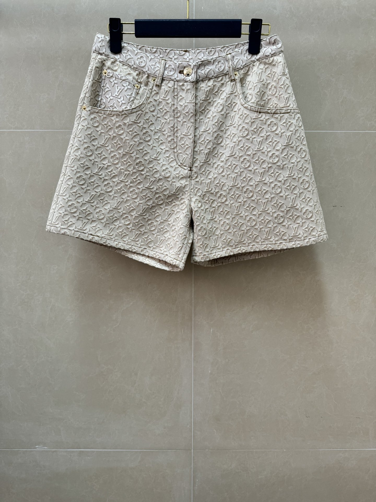 NO:797763,New styles for early spring are available. L’s presbyopic denim shorts 2026 spring and summer series. High-waisted design with elongated proportions. Classic presbyopic pattern printed all over. Light oatmeal color. Retro and high-end. Super texture. Customized denim fabric. Comfortable and crisp. Straight-leg pants version. The upper body is slim and versatile. Sizes SML, Louis Vuitton, shorts,19860909早春新款上新啦 L家老花牛仔短裤 2026春夏系列 高腰设计拉长比例 满印经典老花图案 浅燕麦色配色 复古高级 超有质感 定制牛仔面料 舒适挺括 直筒裤版型 上身显瘦又百搭 尺码SML,,louis vuitton,shorts,,Women's clothing