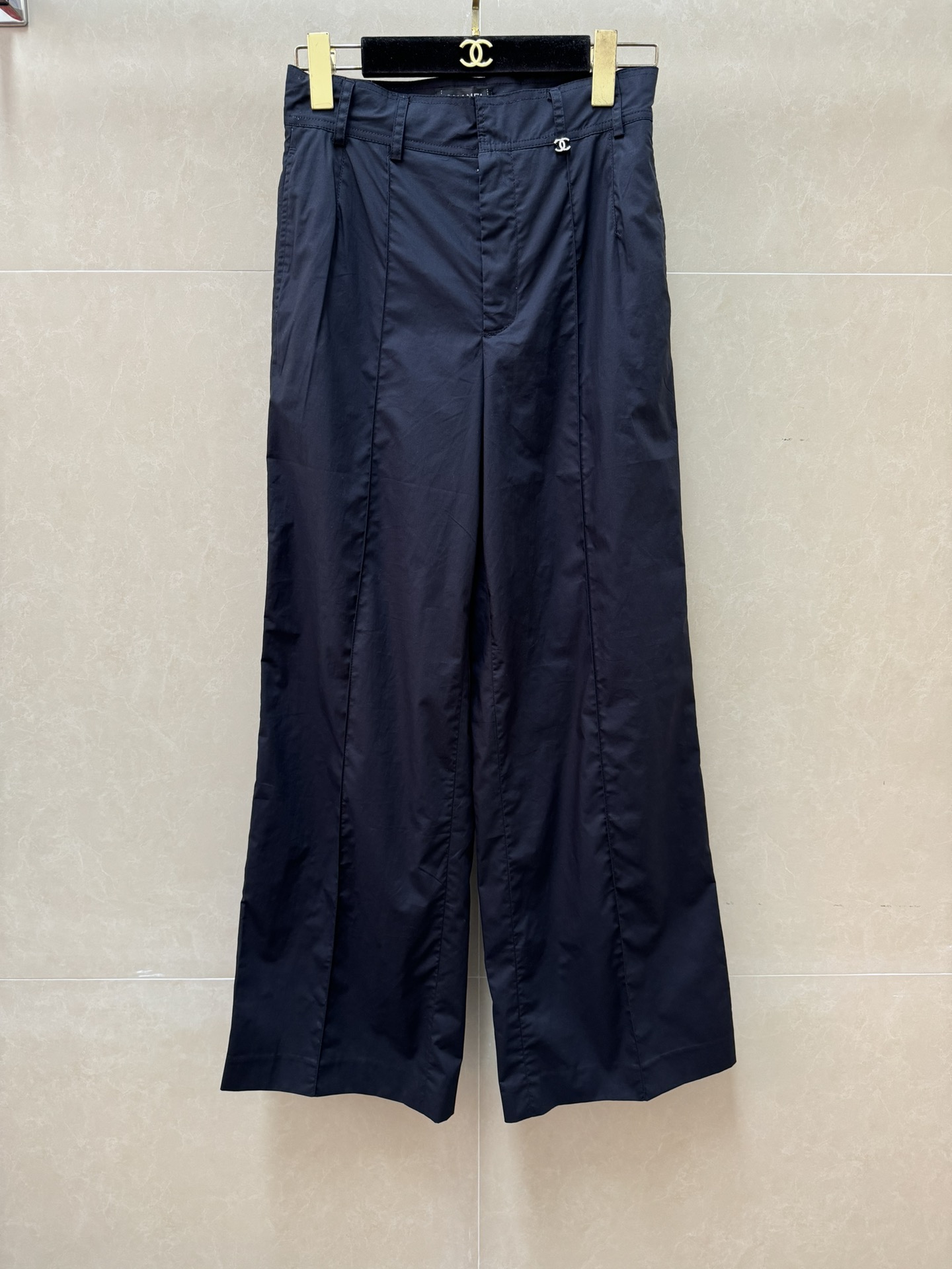 NO:797760,New styles for early spring are available. Chanel navy blue overalls 2026 spring and summer series. High waist zipper design to elongate the proportion. Double C metal buckle embellishment at the waist. Fashionable personality. Customized light and pure cotton fabric. Soft, comfortable and crisp. Loose wide-leg pants style. The upper body is slim and versatile. Size SML,,chanel,19860909早春新款上新啦 香家藏青色工装裤 2026春夏系列 高腰拉链设计拉长比例 腰头双C金属扣点缀 时髦个性 定制轻薄纯棉面料 柔软舒适挺括 宽松阔腿裤版型 上身显瘦又百搭 尺码SML,,chanel,,Women's clothing