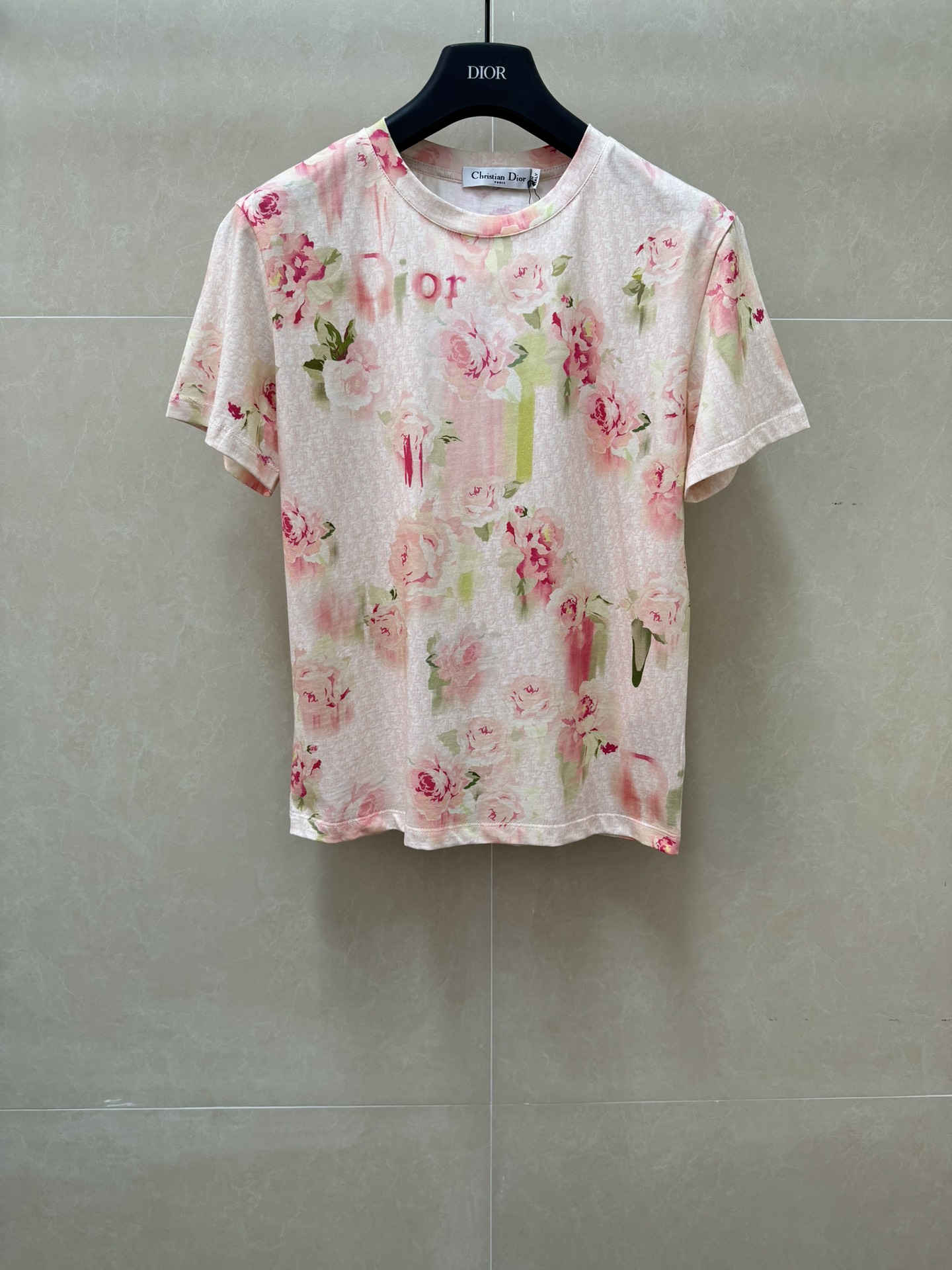 NO:797757,New arrival in early spring. D family rose print T-shirt 2026 spring and summer series. Round neck design. Colorful rose print pattern. Fashionable and age-reducing. Imported pure cotton fabric. Soft, comfortable and breathable. Normal fit. Upper body looks slim and elegant. Sizes SML, dior, tees, t-shirt,19860909早春新款上新啦 D家玫瑰花印花T恤 2026春夏系列 圆领领口设计 彩色玫瑰花印花图案 时髦减龄 进口纯棉面料 柔软舒适透气 正常版型 上身显瘦又气质 尺码SML,,dior,tees，t-shirt,,Women's clothing