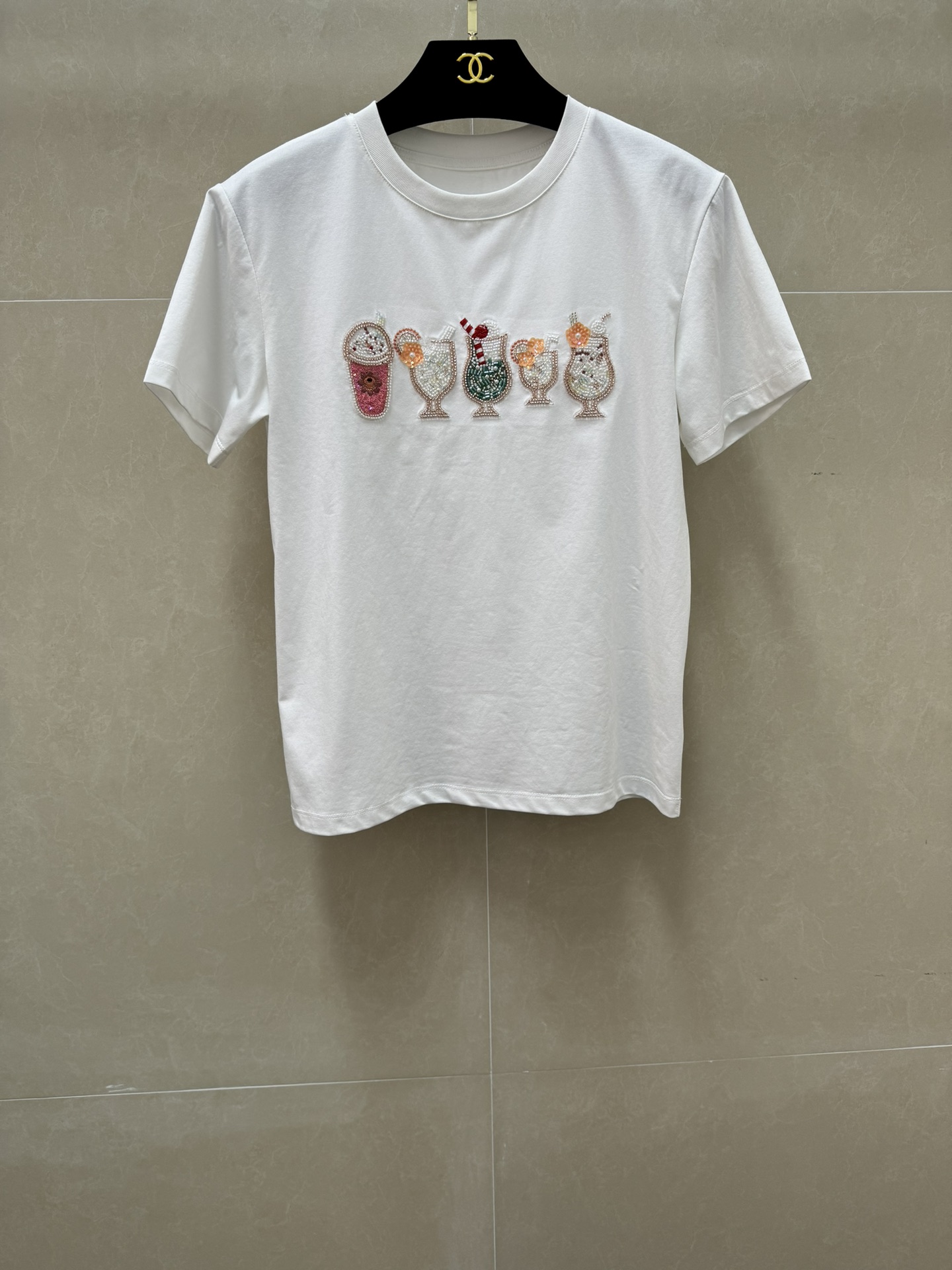 NO:797754,The new style for early spring is new. Xiangjia beaded drink T-shirt 2026 spring and summer series. Round neck design. Colorful drink cup beaded embroidery embellishment. Exquisite and fashionable to reduce age. Imported pure cotton fabric. Comfortable and skin-friendly. Slim fit. The upper body is slim and elegant. Sizes SML, chanel, tees, t-shirt,19860909早春新款上新啦 香家钉珠饮品T恤 2026春夏系列 圆领领口设计 彩色饮品杯钉珠刺绣点缀 精致时髦减龄 进口纯棉面料 舒适亲肤 修身版型 上身显瘦又气质 尺码SML,,chanel,tees，t-shirt,,Women's clothing