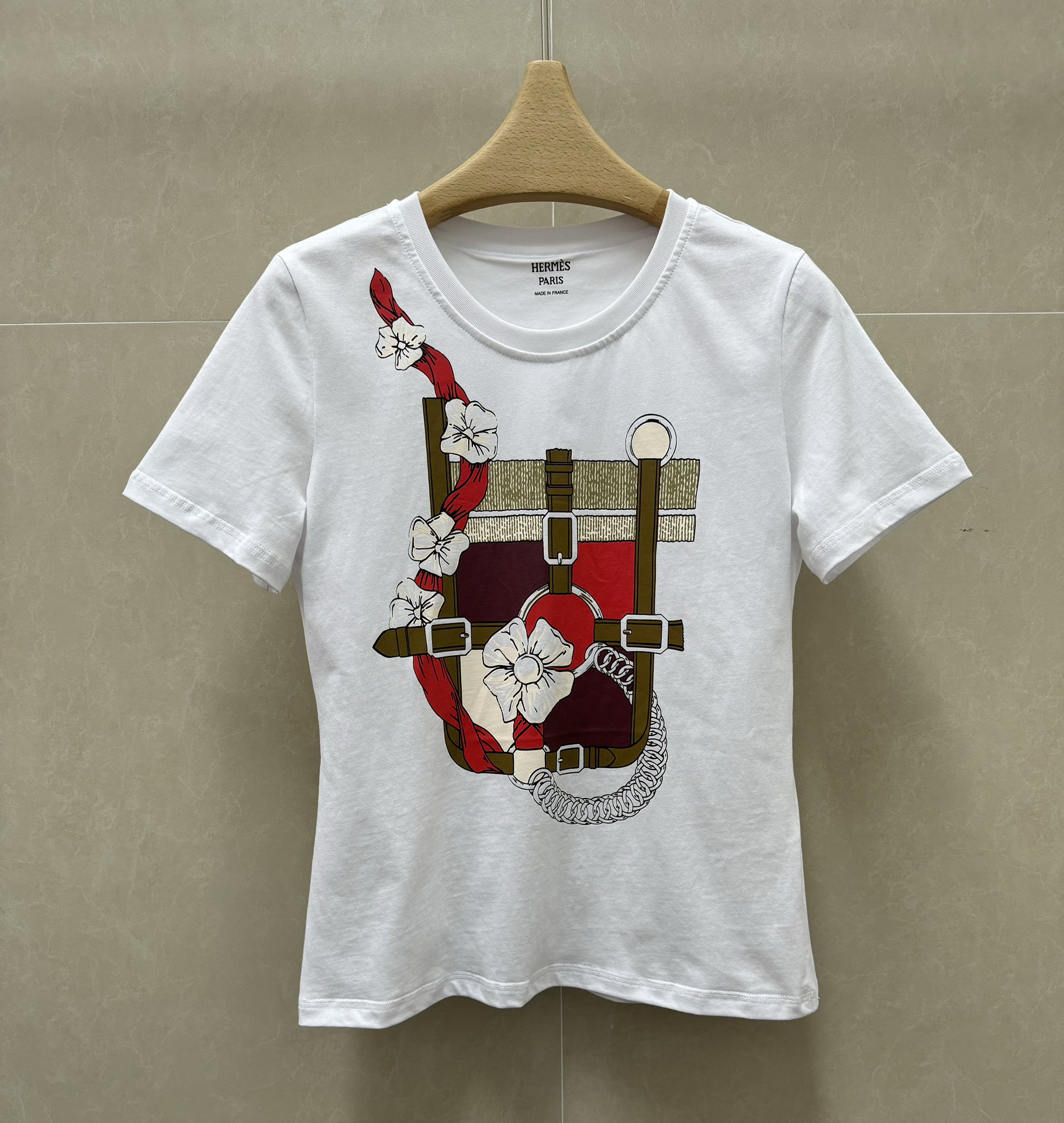 NO:798131,New models in early spring have been shipped. H family slim printed T-shirt 2026 spring and summer series. Round neck design. Adopts large riding stable print pattern. Fashionable and foreign style. Customized pure cotton fabric. Comfortable, skin-friendly and breathable. Slim fit. The upper body is slim and elegant. Sizes are SML, tees, t-shirt,19860909早春新款出货啦 Ｈ家修身印花T恤 2026春夏系列 圆领领口设计 采用大骑马场印花图案 时髦洋气 定制纯棉面料 舒适亲肤透气 修身版型 上身显瘦又气质 尺码SML,,tees，t-shirt,,Women's clothing