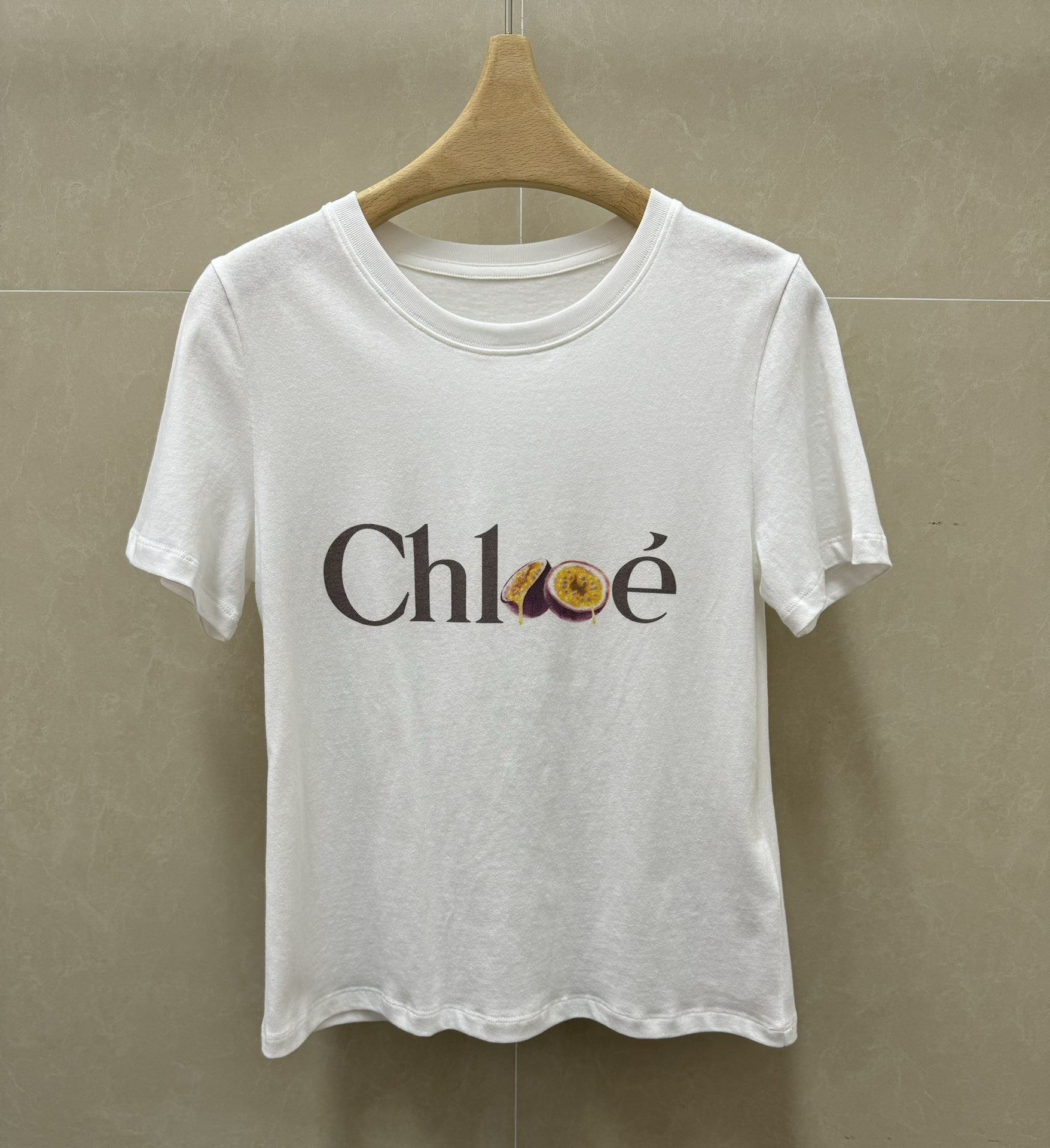 NO:798153,New arrival in early spring. Chloe passion fruit print T-shirt 2026 spring and summer series. Round ribbed neckline. Chest logo + passion fruit print embellishment. Interesting and personalized. Fashionable and age-reducing. Customized pure cotton fabric. Comfortable and skin-friendly. Normal fit. The upper body is slim and elegant. Sizes SML, chloe, loewe, tees, t-shirt,19860909早春新款上新啦 Chloe百香果印花T恤 2026春夏系列 圆领罗纹领口 胸前logo+百香果印花点缀 趣味又有个性 时髦减龄 定制纯棉面料 舒适亲肤 正常版型 上身显瘦又气质 尺码SML,,chloe,loewe,tees，t-shirt,,Women's clothing
