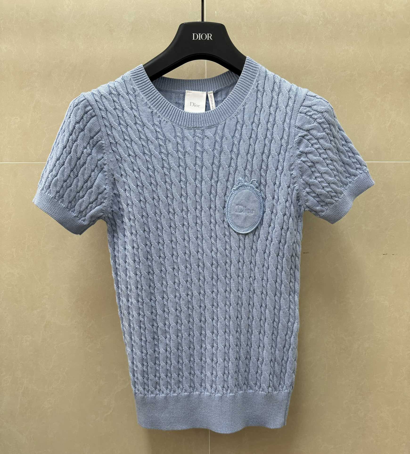 NO:798144,The high version has been shipped. D's twist knitted short-sleeved 2026 spring and summer series. Round ribbed neckline. Letter logo embroidered logo embellishment. Twist knitting texture. Fashionable color matching. Customized knitted fabric. Comfortable and skin-friendly. Slim fit. Upper body looks slimmer and younger. Sizes SML, dior, T-shirt,19860909高版本出货啦 D家麻花针织短袖 2026春夏系列 圆领罗纹领口 字母logo刺绣徽标点缀 麻花编织纹理 配色时髦洋气 定制针织面料 舒适亲肤 修身版型 上身显瘦又减龄 尺码SML,,dior,T-shirt,,Women's clothing