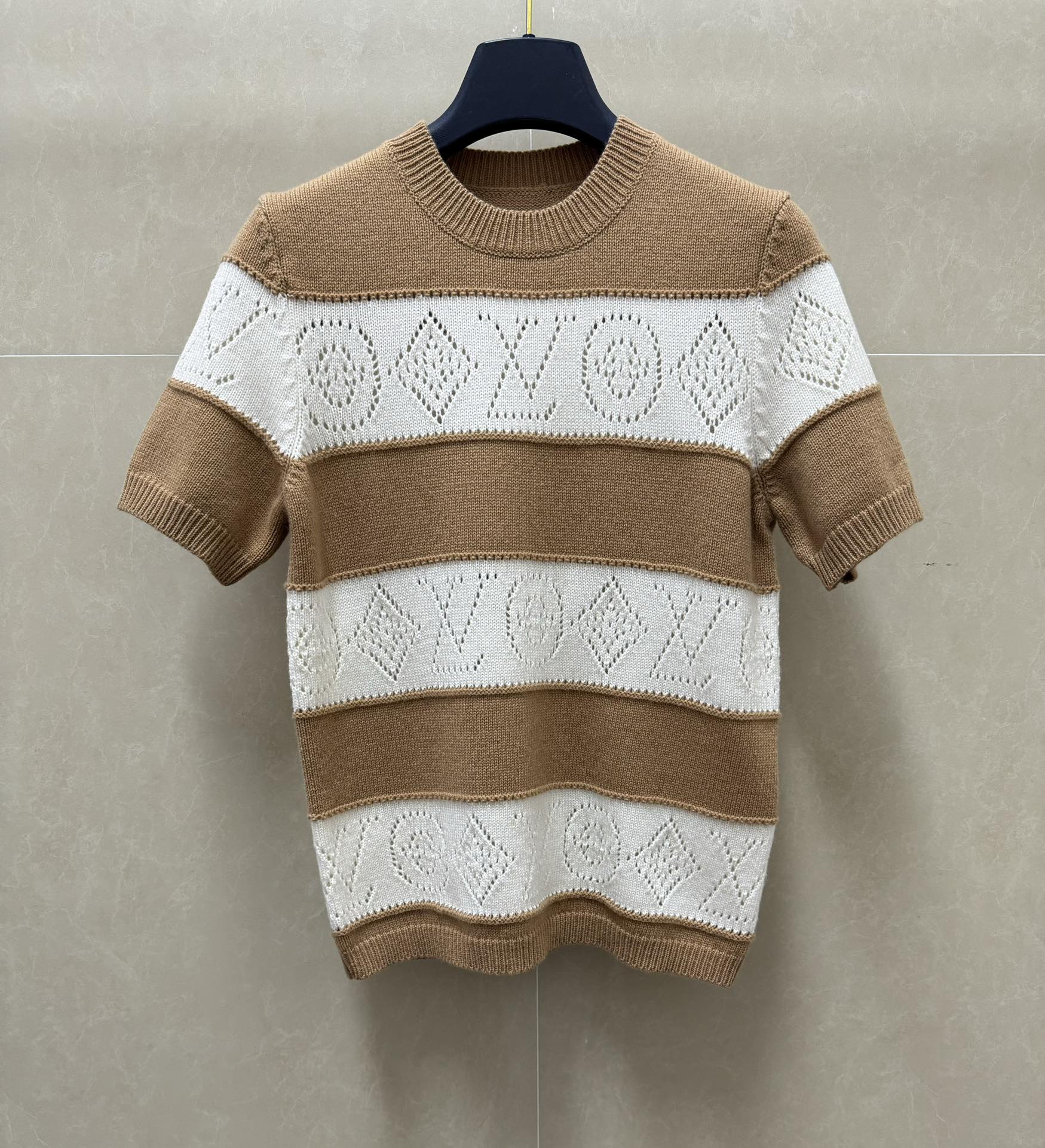 NO:798481,New style for early spring. L's hollow striped top 2026 spring and summer series. Round neck design. Hollow letter logo pattern. Striped color matching is fresh and age-reducing. Customized wool fabric. Soft and comfortable. Normal fit. The upper body looks slim and fashionable. Size SML, Louis Vuitton,19860909早春新款上新啦 L家镂空条纹上衣 2026春夏系列 圆领领口设计 采用镂空字母logo图案 条纹拼色清新减龄 定制羊毛面料 柔软舒适 正常版型 上身显瘦又时髦 尺码SML,,louis vuitton,,Women's clothing