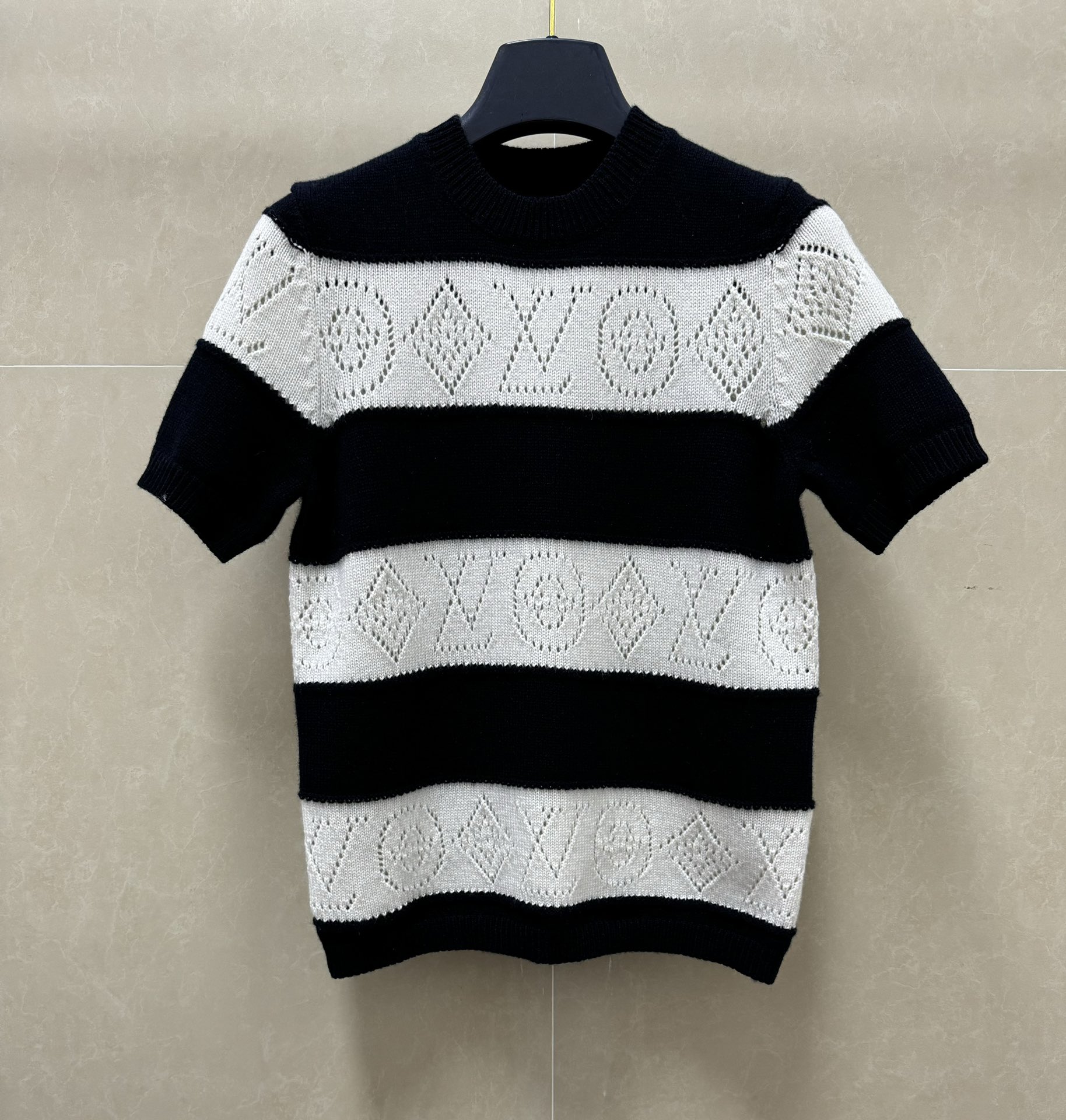 NO:798477,New style for early spring. L's hollow striped top 2026 spring and summer series. Round neck design. Hollow letter logo pattern. Striped color matching is fresh and age-reducing. Customized wool fabric. Soft and comfortable. Normal fit. The upper body looks slim and fashionable. Size SML, Louis Vuitton,19860909早春新款上新啦 L家镂空条纹上衣 2026春夏系列 圆领领口设计 采用镂空字母logo图案 条纹拼色清新减龄 定制羊毛面料 柔软舒适 正常版型 上身显瘦又时髦 尺码SML,,louis vuitton,,Women's clothing
