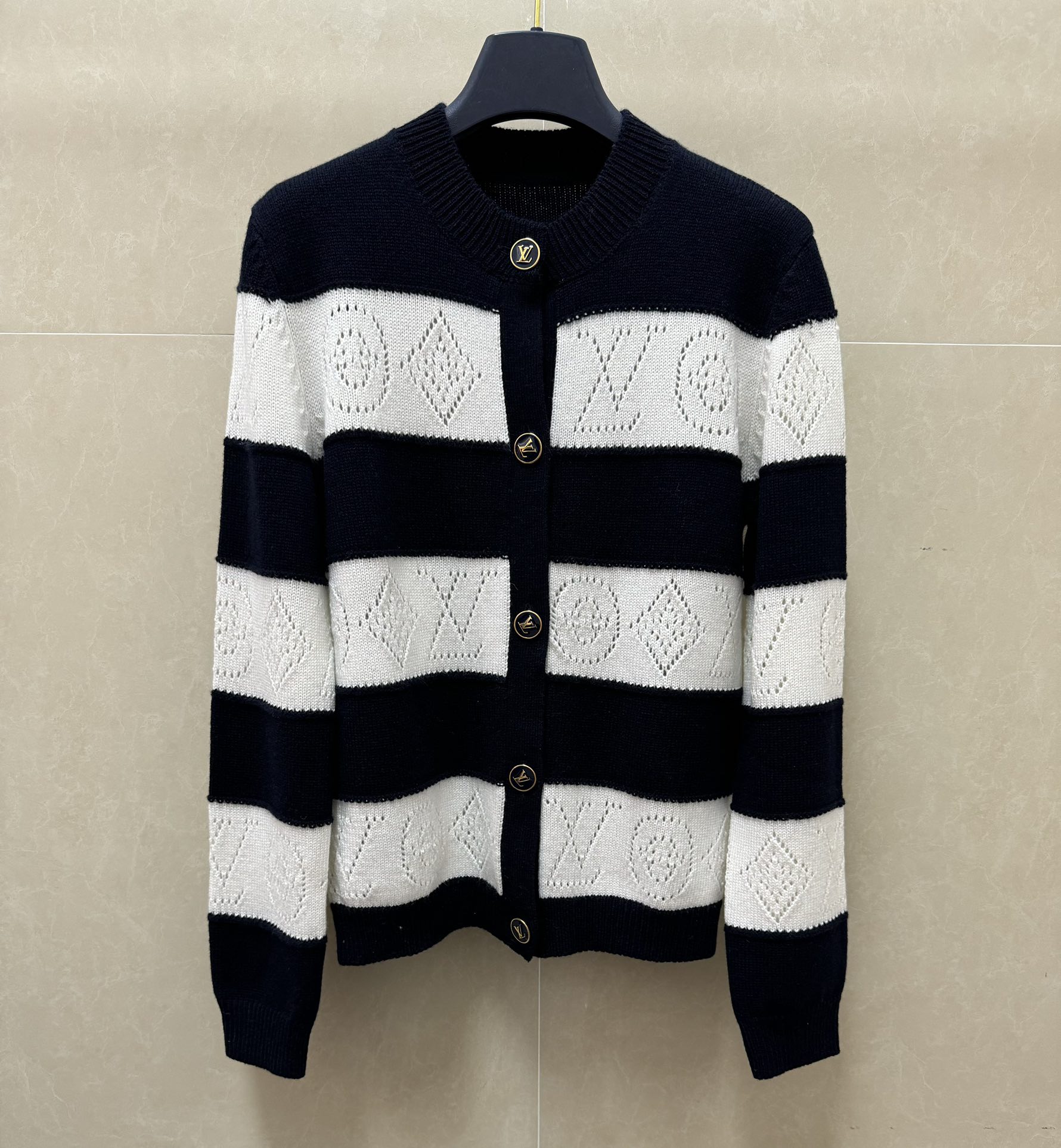 NO:798475,New style for early spring. L family hollow striped cardigan 2026 spring and summer series. Round neck single-breasted design. Hollow letter logo pattern. Striped color matching is fresh and age-reducing. Customized wool fabric. Soft and comfortable. Normal fit. The upper body is slim and fashionable. Sizes SML, Louis Vuitton,19860909早春新款上新啦 L家镂空条纹开衫 2026春夏系列 圆领单排扣设计 采用镂空字母logo图案 条纹拼色清新减龄 定制羊毛面料 柔软舒适 正常版型 上身显瘦又时髦 尺码SML,,louis vuitton,,Women's clothing