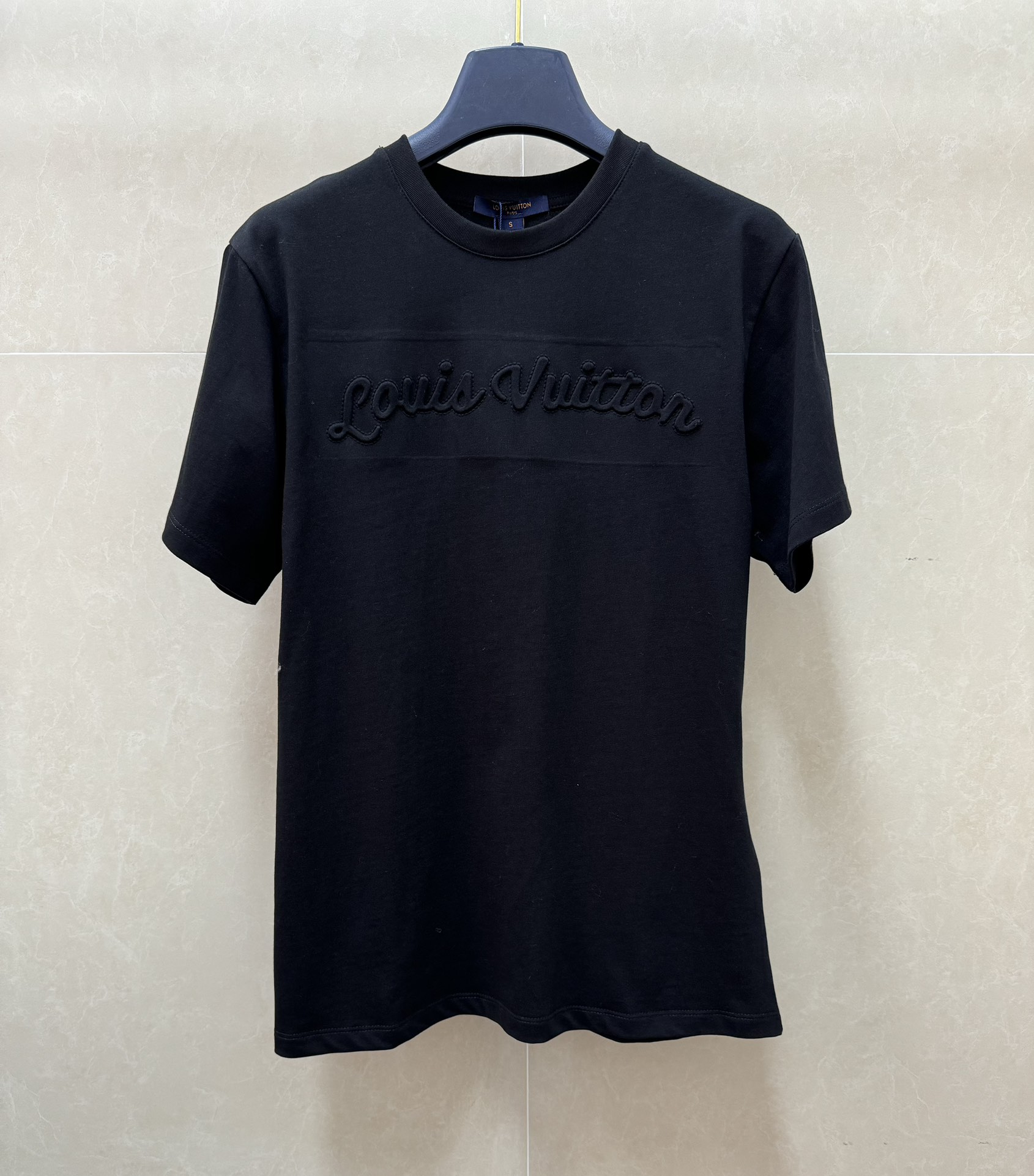 NO:798473,New style for early spring. L family embossed logo T-shirt 2026 spring and summer series. Round neck and dropped shoulders design. Three-dimensional embossed embossed logo pattern. Simple and advanced. Imported pure cotton fabric. Comfortable, skin-friendly and textured. Loose fit. The upper body looks slim and elegant. Sizes SML, Louis Vuitton, tees, t-shirt,19860909早春新款上新啦 L家浮雕logoT恤 2026春夏系列 圆领落肩设计 立体浮雕压纹logo图案 简约高级 进口纯棉面料 舒适亲肤有质感 宽松版型 上身显瘦又气质 尺码SML,,louis vuitton,tees，t-shirt,,Women's clothing