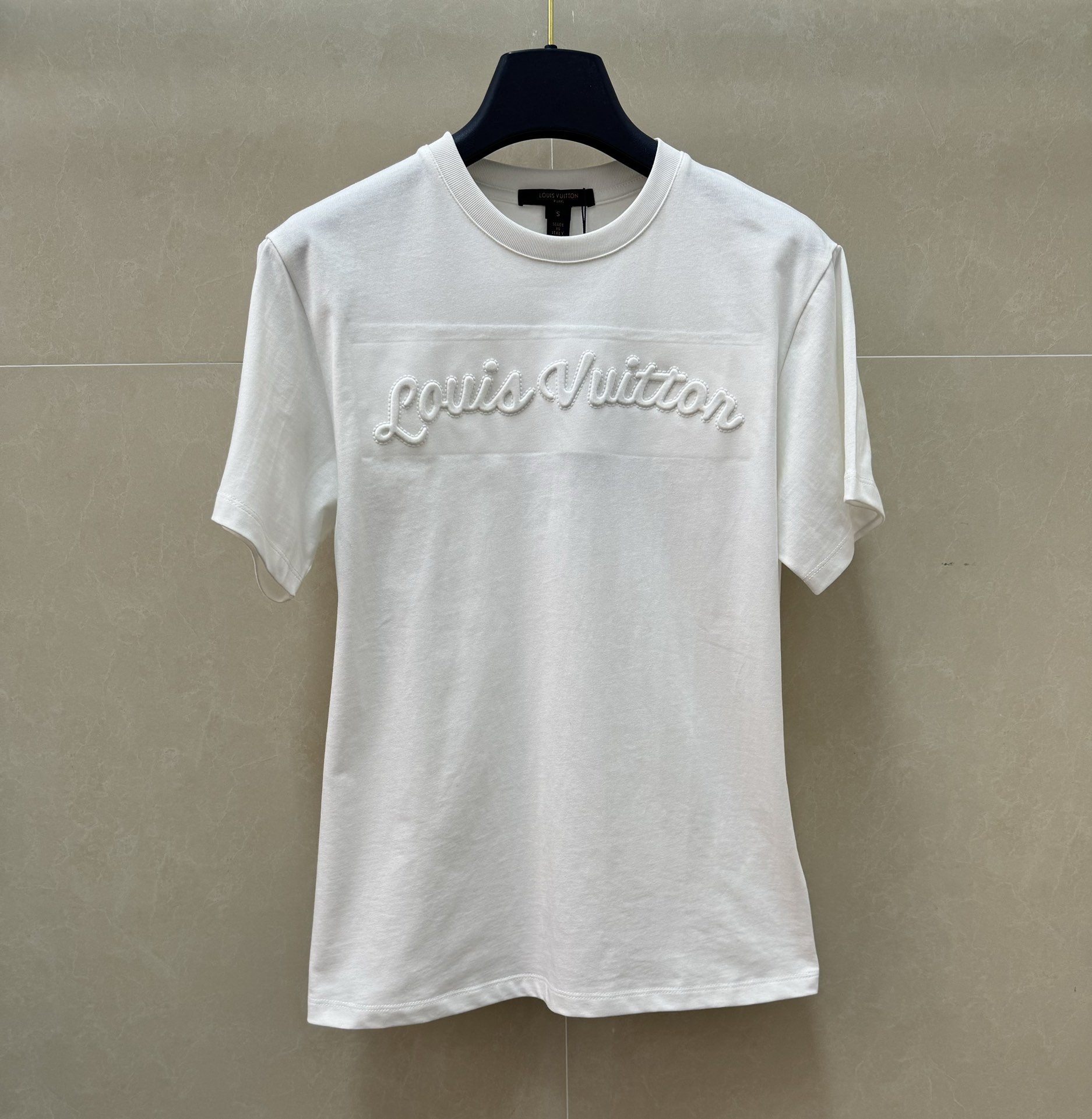 NO:798469,New style for early spring. L family embossed logo T-shirt 2026 spring and summer series. Round neck and dropped shoulders design. Three-dimensional embossed embossed logo pattern. Simple and advanced. Imported pure cotton fabric. Comfortable, skin-friendly and textured. Loose fit. The upper body looks slim and elegant. Sizes SML, Louis Vuitton, tees, t-shirt,19860909早春新款上新啦 L家浮雕logoT恤 2026春夏系列 圆领落肩设计 立体浮雕压纹logo图案 简约高级 进口纯棉面料 舒适亲肤有质感 宽松版型 上身显瘦又气质 尺码SML,,louis vuitton,tees，t-shirt,,Women's clothing