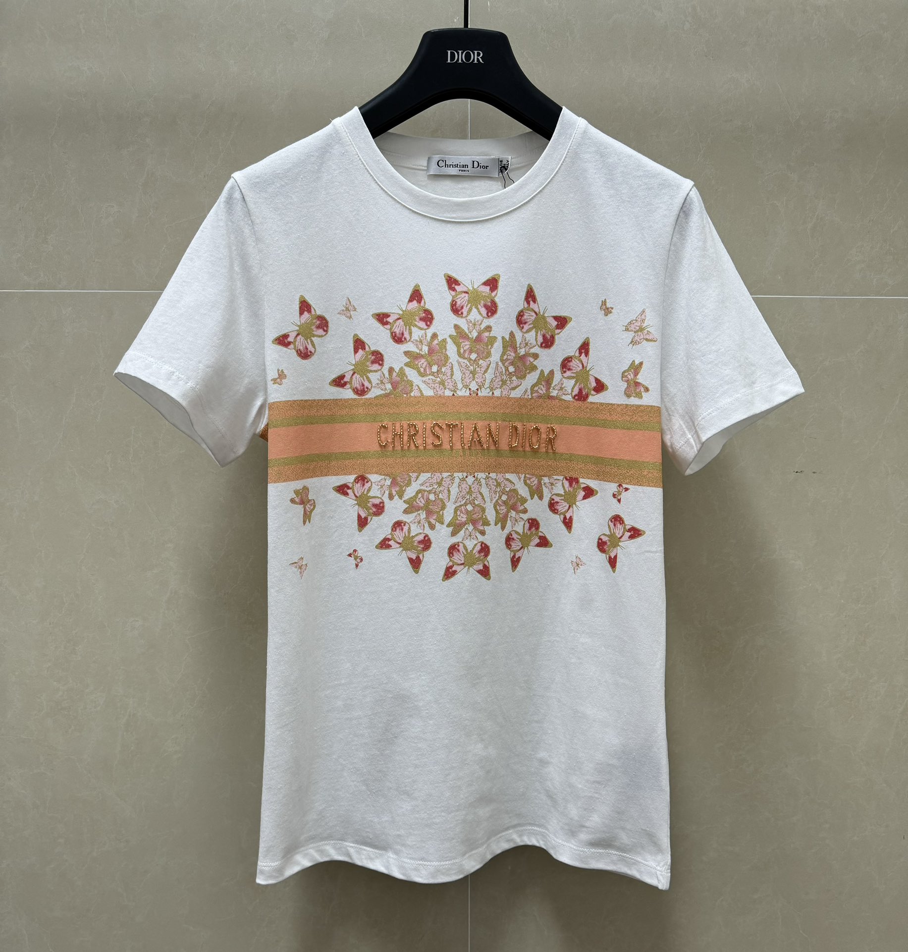NO:798467,New arrival in early spring. D family butterfly print T-shirt 2026 spring and summer series. Round neck design. Bronzing butterfly print pattern. Colorful beaded logo embellishment. High-end fashionable and weatherproof. Customized cotton and linen fabric. Light, comfortable and breathable. Normal fit. The upper body looks slim and elegant. Sizes SML, dior, tees, t-shirt,19860909早春新款上新啦 D家蝴蝶印花T恤 2026春夏系列 圆领领口设计 烫金蝴蝶印花图案 彩色钉珠logo点缀 高级时髦吸晴 定制棉麻面料 轻薄舒适透气 正常版型 上身显瘦又气质 尺码SML,,dior,tees，t-shirt,,Women's clothing