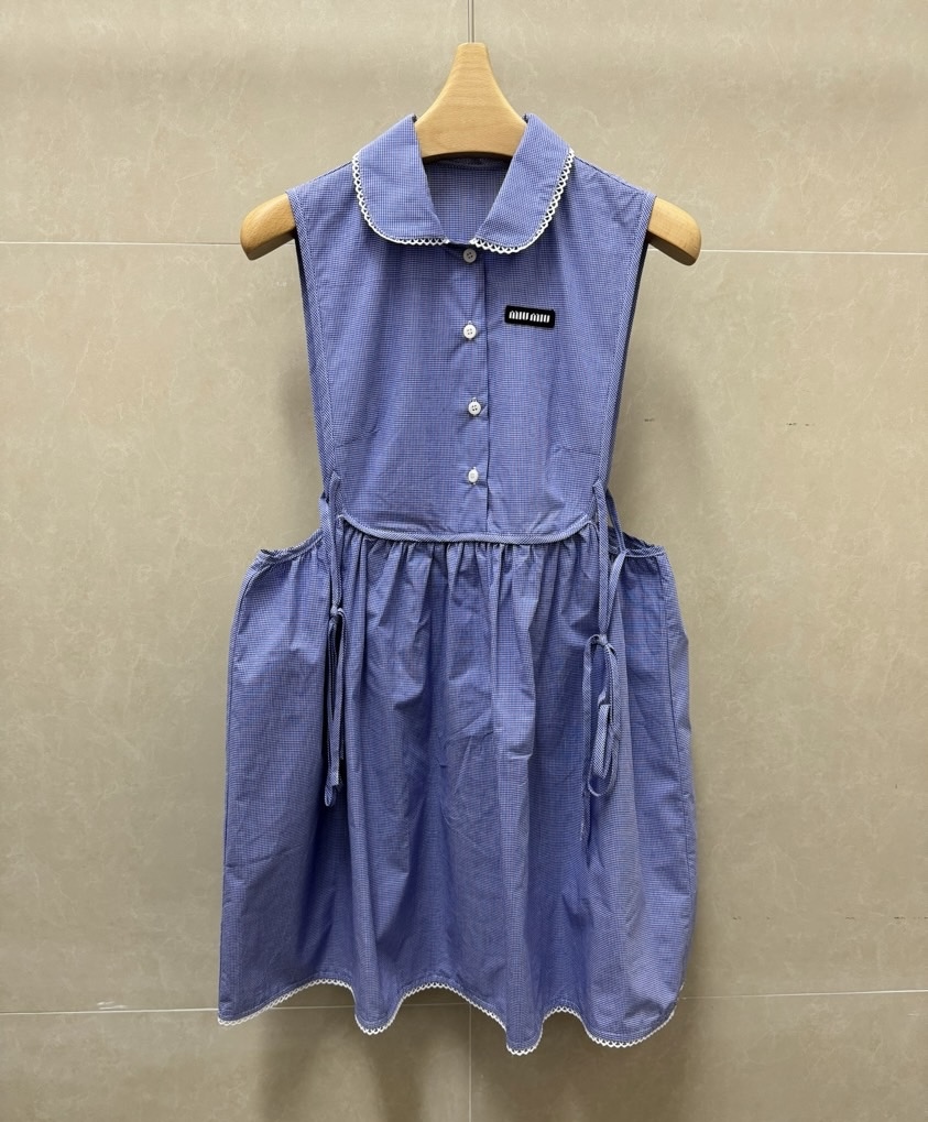 NO:798464,New style for early spring. Miu blue plaid tank top 2026 spring and summer series. Sleeveless design with lapel. Belted waist on both sides. Letter logo embroidery embellishment. Blue and white plaid color. Fashionable and age-reducing. Cotton poplin material. Comfortable and breathable. Normal fit. The upper body is slim and elegant. Sizes SML,,miumiu,skirts,19860909早春新款上新啦 Miu蓝色格纹背心裙 2026春夏系列 翻领无袖设计 两侧束腰系带 字母徽标刺绣点缀 蓝白格纹配色 时髦减龄 棉府绸材质 舒适透气 正常版型 上身显瘦又气质 尺码SML,,miumiu,skirts,,Women's clothing