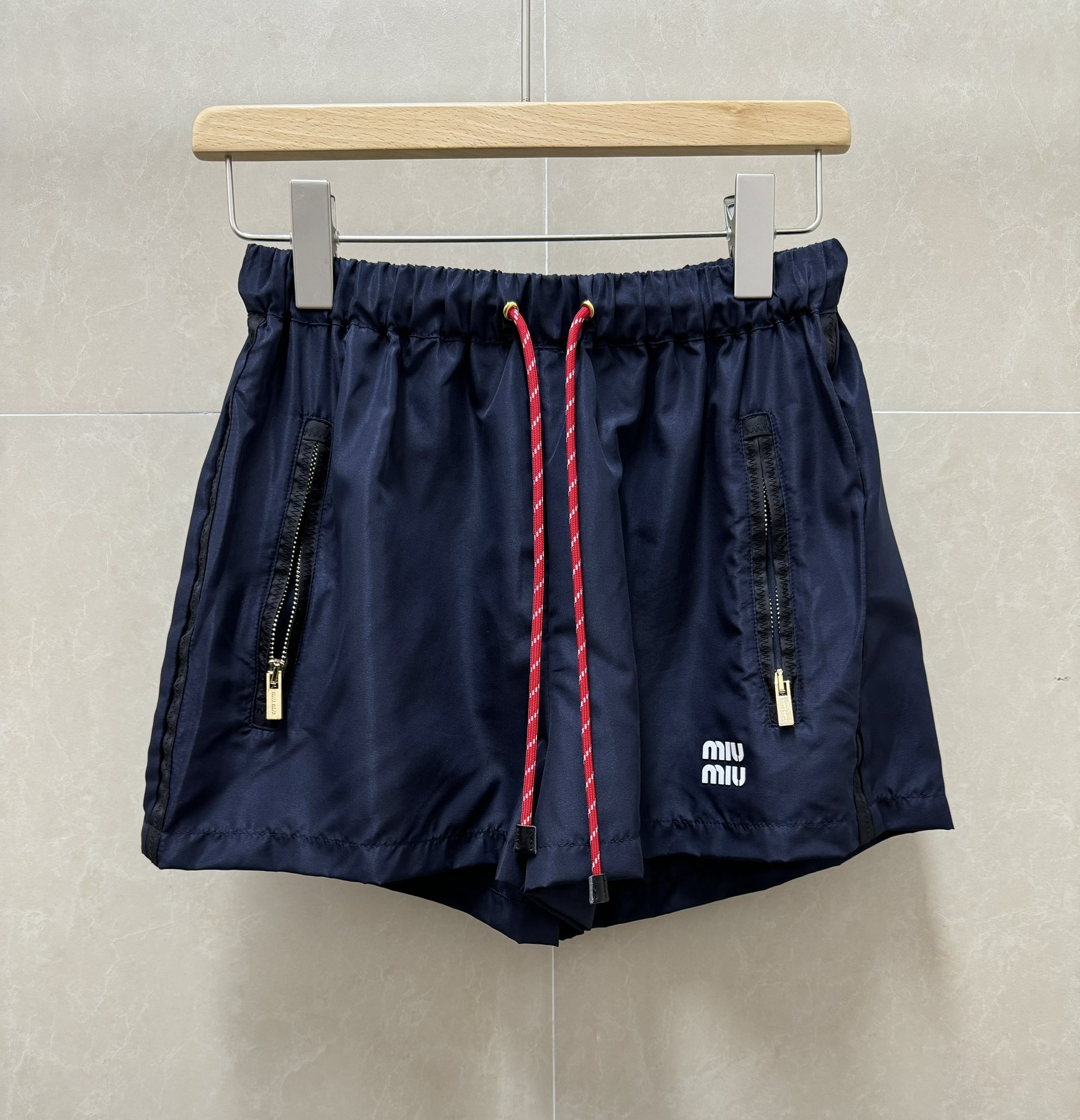 NO:798455,The new model for early spring is new. Miu nylon zipper shorts 2026 spring and summer series. Elastic elastic waistband. Zipper pocket design. Letter logo embellishment. Simple, fashionable and advanced. Imported recycled nylon fabric. Light, comfortable and breathable. Wide-leg shorts version. The upper body is slim and elegant. Sizes SML,,miumiu,shorts,19860909早春新款上新啦 Miu尼龙拉链短裤 2026春夏系列 弹力松紧腰头 拉链口袋设计 字母logo徽标点缀 简约时髦又高级 进口再生尼龙面料 轻薄舒适透气 阔腿短裤版型 上身显瘦又气质 尺码SML,,miumiu,shorts,,Women's clothing