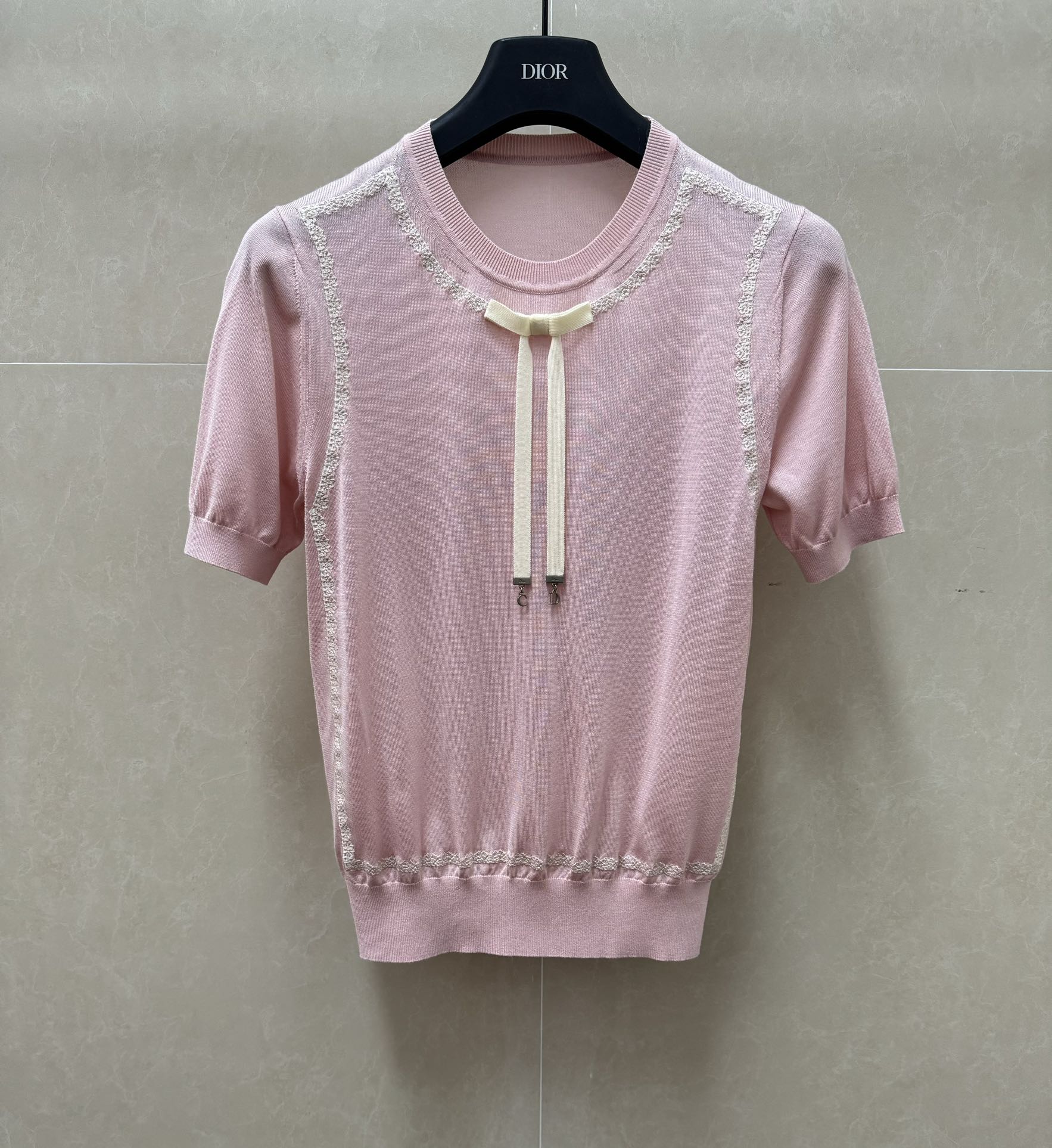NO:798696,New styles for early spring are available. D's bow lace short sleeves, 2026 spring and summer series, round ribbed neckline, CD decorative bow embellishment, lace embroidery splicing, exquisite, simple and high-end, silk knitted fabric, light, comfortable and breathable, slim fit, upper body looks slim and elegant, sizes SML, dior, T-shirt, real silk,19860909早春新款上新啦 D家蝴蝶结蕾丝短袖 2026春夏系列 圆领罗纹领口 CD装饰蝴蝶结点缀 蕾丝刺绣拼接 精致简约高级 真丝针织面料 轻薄舒适透气 修身版型 上身显瘦又气质 尺码SML,,dior,T-shirt,real silk,,Women's clothing