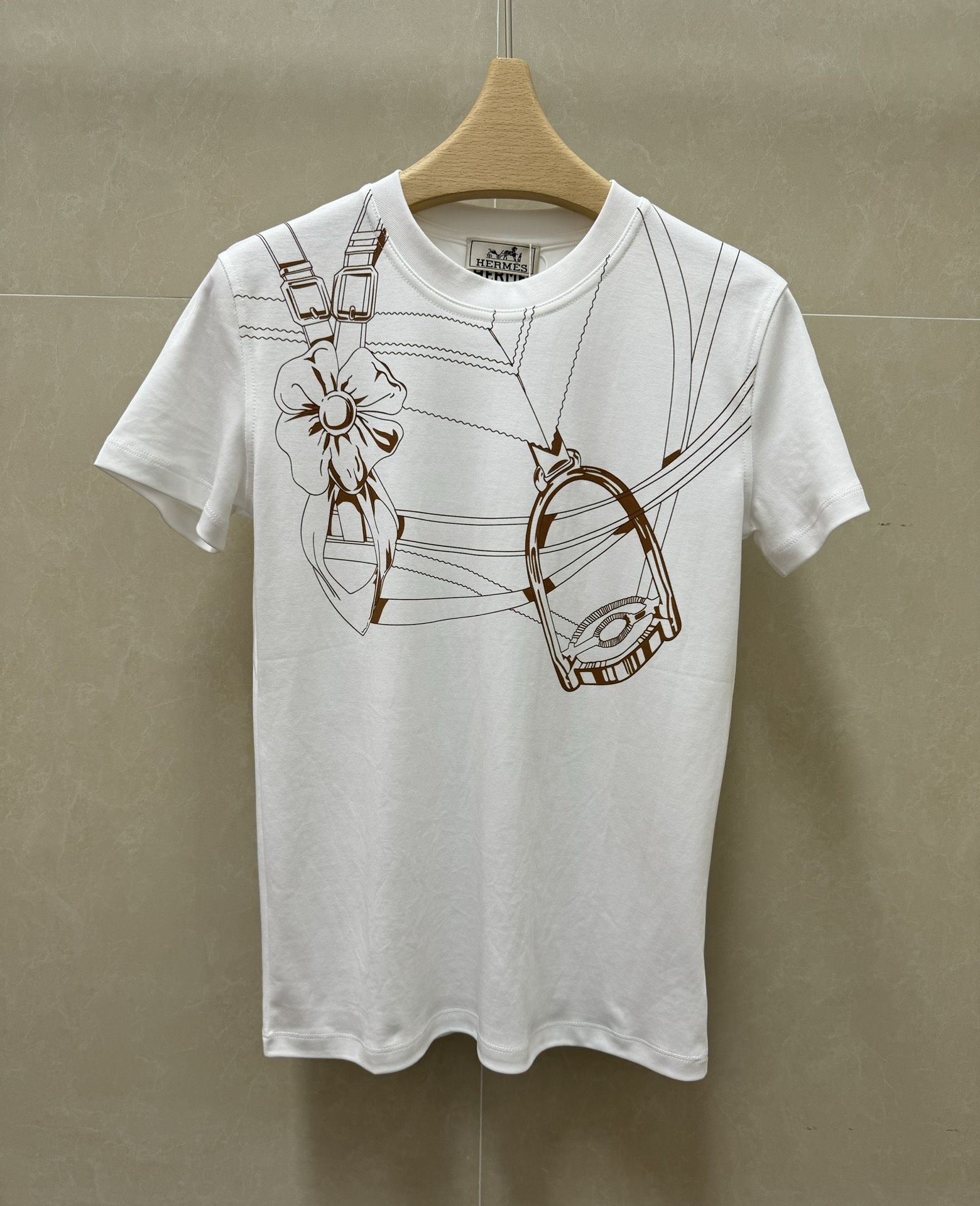 NO:798693,New styles for early spring are available. H family printed straight T-shirt 2026 spring and summer series. Round neck design. Adopts pantry printing pattern. Simple and fashionable. Customized pure cotton fabric. Comfortable, skin-friendly and breathable. Normal fit. The upper body is slim and versatile. Sizes are SML, tees, t-shirt,19860909早春新款上新啦 H家印花直筒T恤 2026春夏系列 圆领领口设计 采用食物储藏室印花图案 简约时髦 定制纯棉面料 舒适亲肤透气 正常版型 上身显瘦又百搭 尺码SML,,tees，t-shirt,,Women's clothing