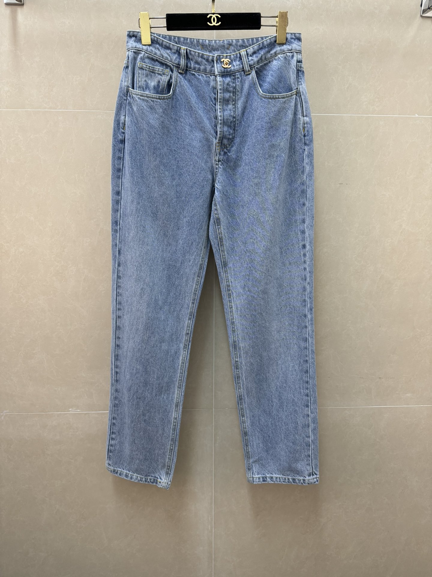 NO:800656,New styles for early spring are available. Xiangjia schoolbag button jeans 2026 spring and summer series. Mid-waist button design. Classic double C decoration on the back of the waist. Customized metal buckles. Vintage washed denim fabric. Heavy enzyme wash. Soft and comfortable. Straight-leg pants version with built-in lazy and relaxed feeling. Sizes SML,,chanel,jeans,19860909早春新款上新啦 香家书包扣牛仔裤 2026春夏系列 中腰排扣设计 腰部背面经典双C装饰 定制金属扣 复古水洗牛仔面料 重工酵素洗水 柔软舒适 直筒裤版型 自带慵懒松弛感 尺码SML,,chanel,jeans,,Women's clothing