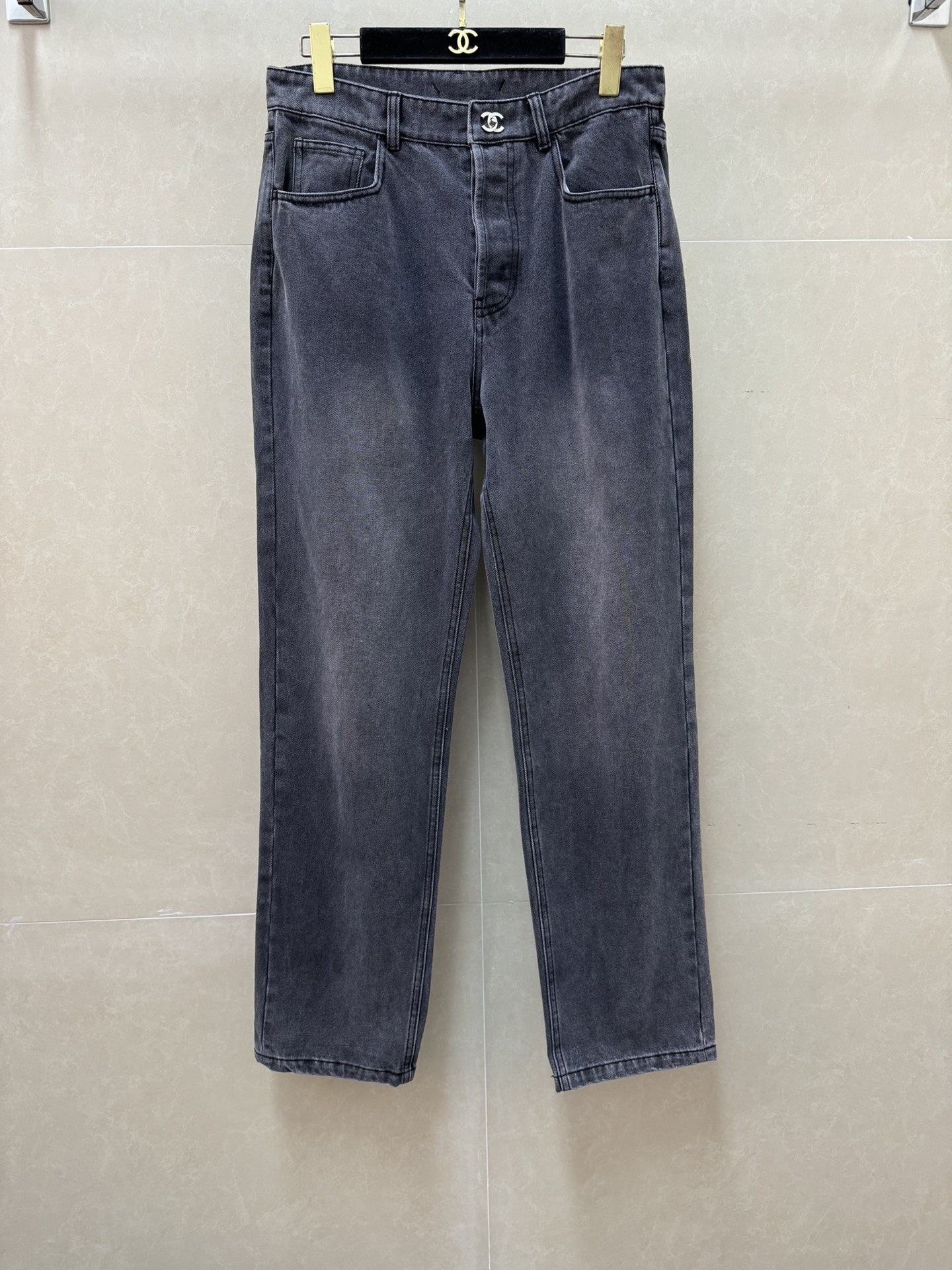 NO:801144,New styles for early spring are available. Xiangjia schoolbag button jeans 2026 spring and summer series. Mid-waist button design. Classic double C decoration on the back of the waist. Customized metal buckles. Vintage washed denim fabric. Heavy enzyme wash. Soft and comfortable. Straight-leg pants version with built-in lazy and relaxed feeling. Sizes SML,,chanel,jeans,19860909早春新款上新啦 香家书包扣牛仔裤 2026春夏系列 中腰排扣设计 腰部背面经典双C装饰 定制金属扣 复古水洗牛仔面料 重工酵素洗水 柔软舒适 直筒裤版型 自带慵懒松弛感 尺码SML,,chanel,jeans,,Women's clothing