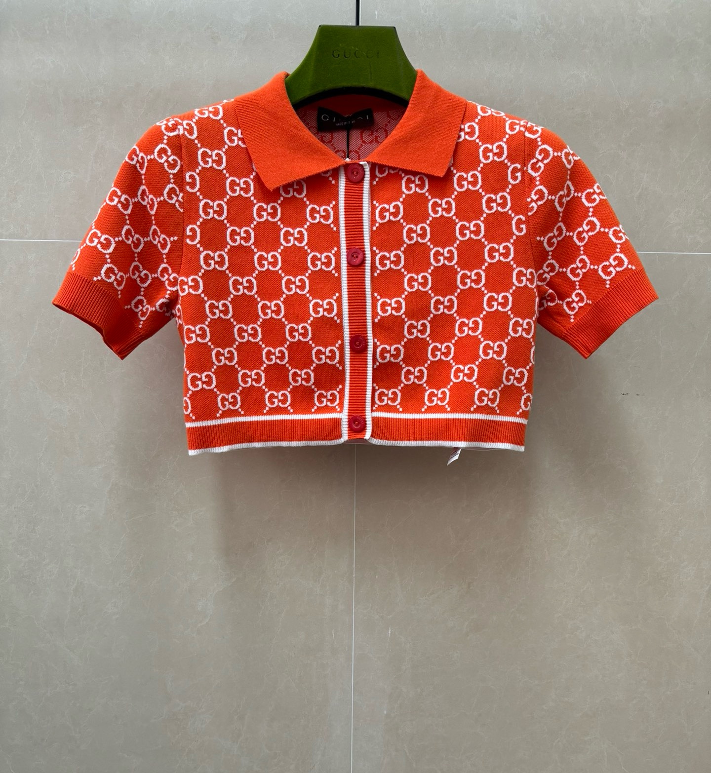 NO:801555,New arrival for early spring. G jacquard knitted short-sleeved 2026 early spring series. Lapel button-down design. Double G jacquard pattern. Orange and white bright colors. Fashionable and age-reducing. Cotton knitted fabric. Comfortable and textured. Short version. The upper body is slim and elegant. Sizes SML, gucci, T-shirt,19860909早春新款上新啦 G家提花针织短袖 2026早春系列 翻领排扣设计 双G提花图案 橘白配色明艳色彩 时髦又减龄 棉质针织面料 舒适有质感 短款版型 上身显瘦又气质 尺码SML,,gucci,T-shirt,,Women's clothing
