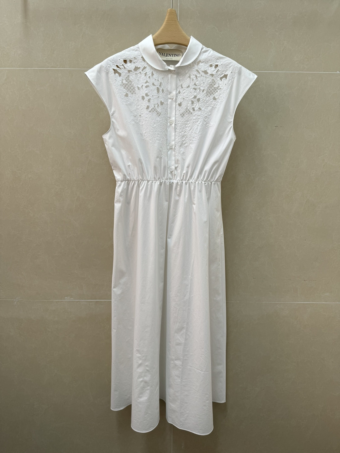 NO:804552,New spring and summer styles are available. Valentino embroidered dress 2026 spring and summer series. Lapel neckline design. Heavy French hollow embroidery technology. Elegant and full of high-end feel. Customized cotton poplin material. Comfortable and crisp. Waist dress version. The upper body is slim and elegant. Sizes SML,,valentino,skirts,19860909春夏新款上新啦 华伦天奴绣花连衣裙 2026春夏系列 翻领领口设计 重工法式镂空刺绣工艺 气质优雅 高级感满满 定制棉府绸材质 舒适挺括 收腰连衣裙版型 上身显瘦又气质 尺码SML,,valentino,skirts,,Women's clothing