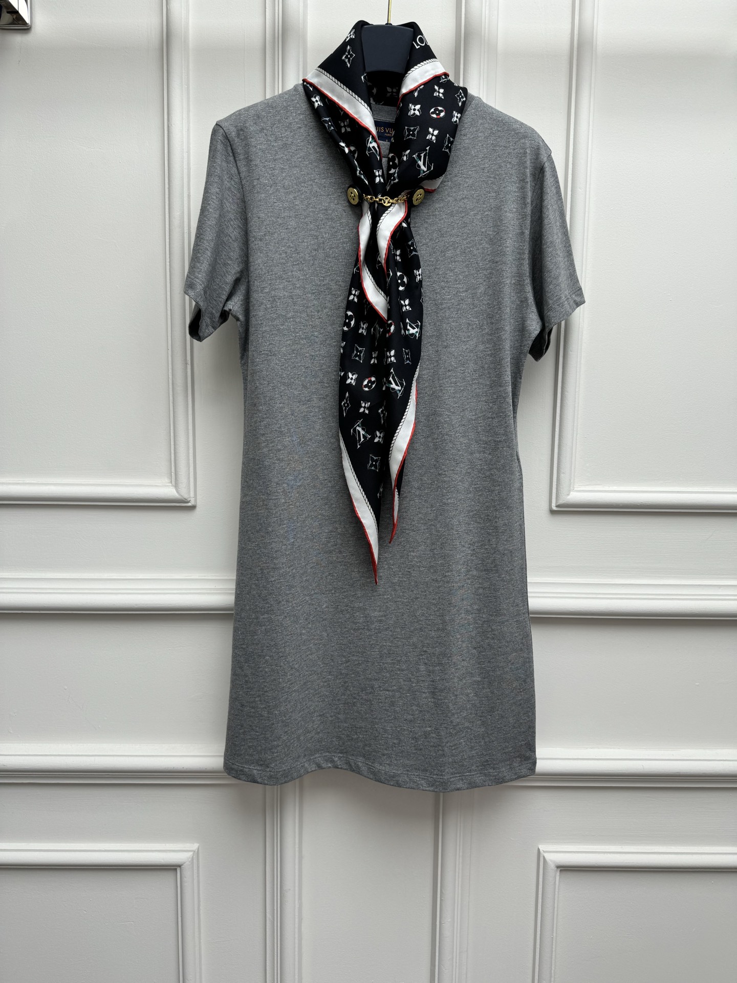 NO:808876,New spring and summer styles are available. L's presbyopic silk scarf T-shirt dress 2826 spring and summer series. Round neck design. Presbyopic silk scarf decoration. Casual, refined and fashionable. Imported pure cotton fabric. Thin, comfortable and breathable. Straight dress version. Upper body looks slim and elegant. Sizes SML, Louis Vuitton, skirts, tees, t-shirt, real silk,19860909春夏新款上新啦 L家老花丝巾T恤裙 2826春夏系列 圆领领口设计 老花真丝丝巾装饰 休闲精致时髦 进口纯棉面料 轻薄舒适透气 直筒连衣裙版型 上身显瘦又气质 尺码SML,,louis vuitton,skirts,tees，t-shirt,real silk,,Women's clothing