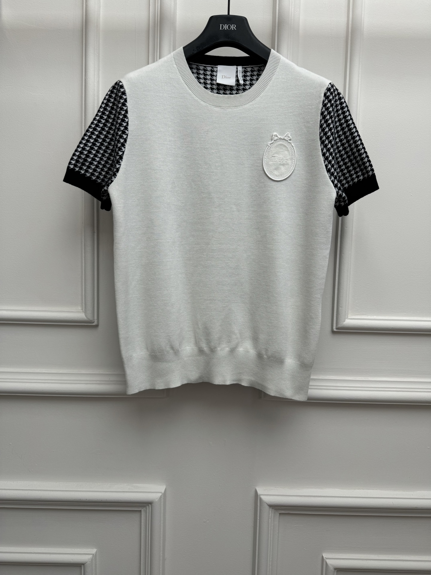 NO:832912,New spring and summer styles are available. D's houndstooth splicing short sleeves. 2026 spring and summer series. Round ribbed neckline. Black and white houndstooth splicing design on the back. Logo embroidery on the chest. Simple and advanced. Full sense of layering. Customized wool blend fabric. Soft and comfortable. Normal fit. The upper body is slim and elegant. Sizes SML, dior, T-shirt,19860909春夏新款上新啦 D家千鸟格拼接短袖 2026春夏系列 圆领罗纹领口 后背黑白千鸟格拼接设计 胸前徽章刺绣logo点缀 简约高级 层次感满满 定制羊毛混纺面料 柔软舒适 正常版型 上身显瘦又气质 尺码SML,,dior,T-shirt,,Women's clothing