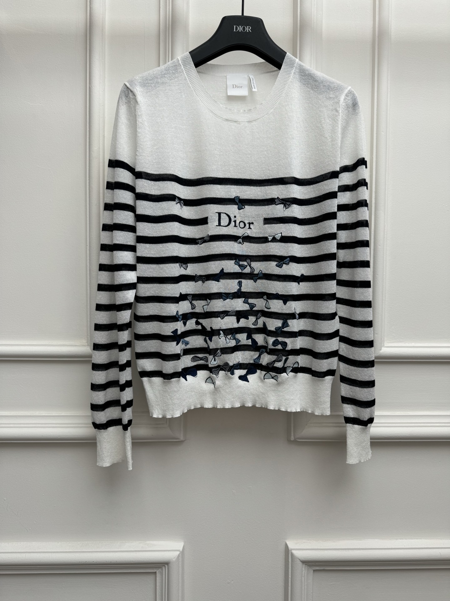 NO:832921,New spring and summer new styles D's striped sweater 2026 spring and summer series Round neck and off-shoulder design Classic black and white striped color scheme Blue bow embroidery embellishment Simple and refined, fashionable and lazy Linen blended fabric Light, comfortable and breathable Loose fit The upper body is slim and elegant Size SML, dior,19860909春夏新款上新啦 D家条纹针织衫 2026春夏系列 圆领落肩设计 经典黑白条纹配色 蓝色蝴蝶结刺绣点缀 简约精致 时髦慵懒 亚麻混纺面料 轻薄舒适透气 宽松版型 上身显瘦又气质 尺码SML,,dior,,Women's clothing