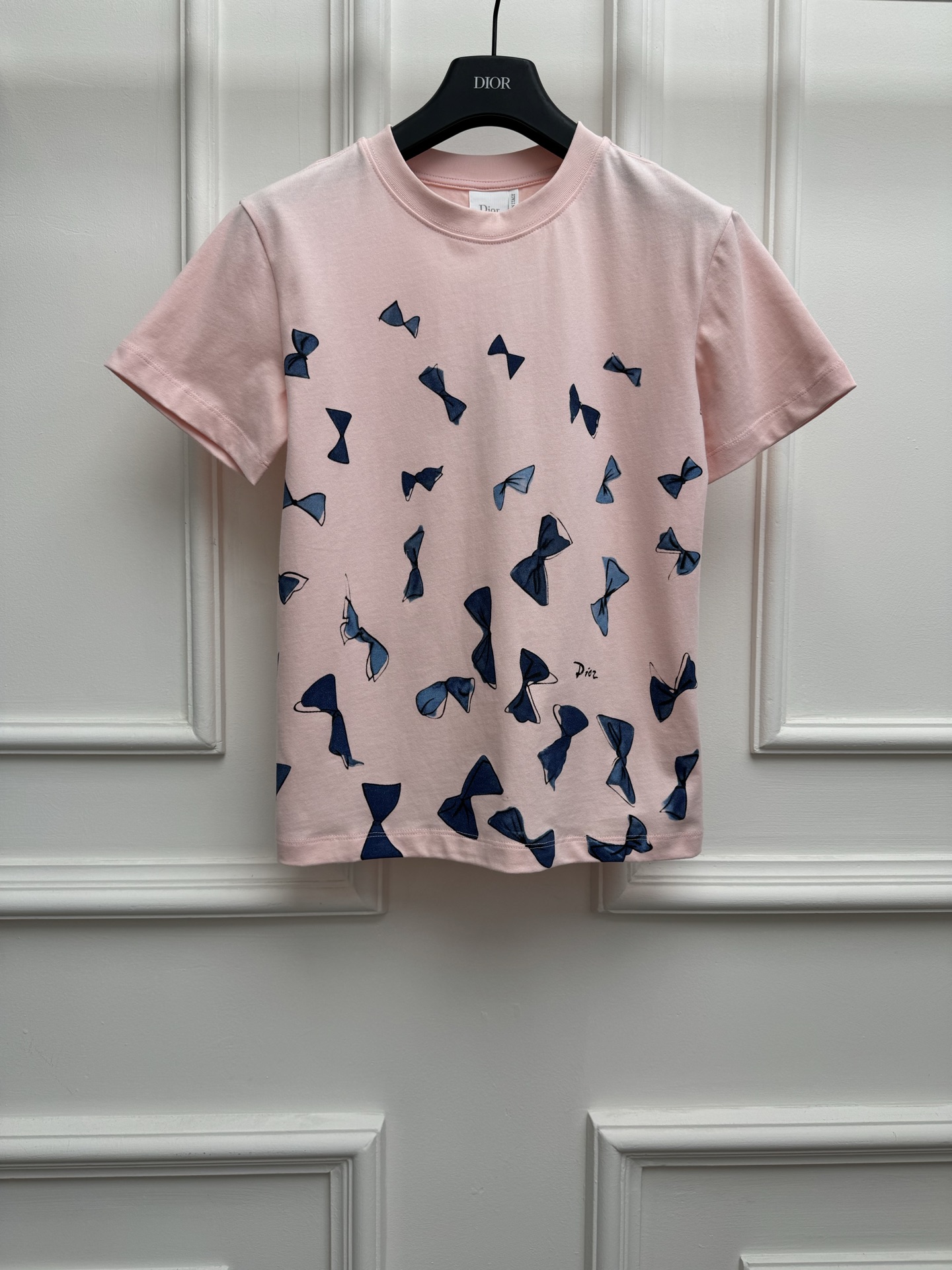 NO:832857,New spring and summer models are available. D's bow printed T-shirt 2826 spring and summer series. Round neck design. Blue bow printed pattern. Logo letter embellishment on the hem. Exquisite, cute and elegant. Imported pure cotton fabric. Comfortable and breathable. Normal fit. The upper body is slim and elegant. Sizes are SML, dior, tees, t-shirt,19860909春夏新款上新啦 D家蝴蝶结印花T恤 2826春夏系列 圆领领口设计 采用蓝色蝴蝶结印花图案 下摆logo字母点缀 精致可爱又不失优雅 进口纯棉面料 舒适透气 正常版型 上身显瘦又气质 尺码SML,,dior,tees，t-shirt,,Women's clothing