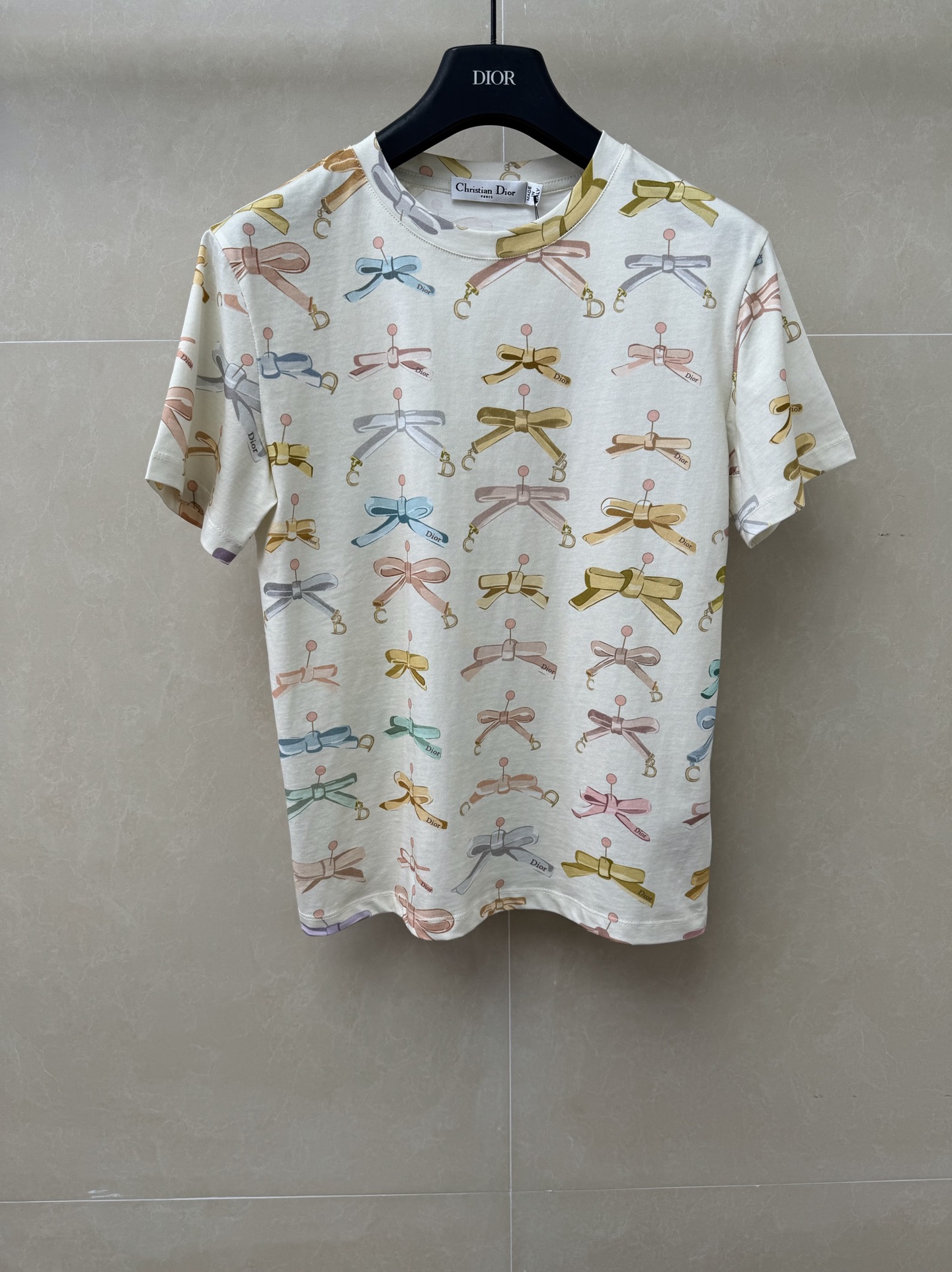 NO:832864,New spring and summer styles are available. D family colorful bow printed T-shirt 2026 spring and summer series. Round neck design. Colorful bow printed pattern. Fresh and elegant. Fashionable and age-reducing. Imported pure cotton fabric. Comfortable, skin-friendly and breathable. Normal fit. The upper body looks slim and elegant. Sizes SML, dior, tees, t-shirt,19860909春夏新款上新啦 D家彩色蝴蝶结印花T恤 2026春夏系列 圆领领口设计 彩色蝴蝶结印花图案 清新优雅 时髦减龄 进口纯棉面料 舒适亲肤透气 正常版型 上身显瘦又气质 尺码SML,,dior,tees，t-shirt,,Women's clothing