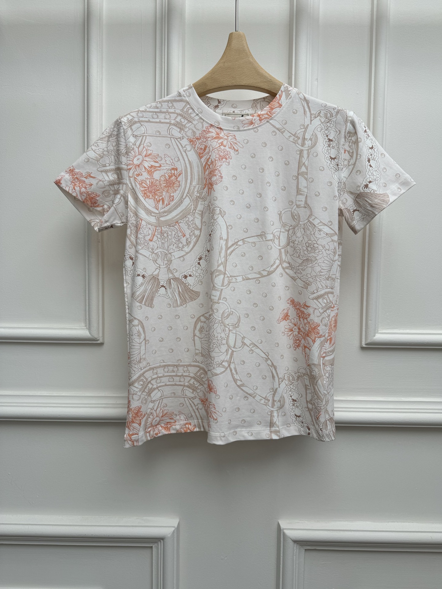 NO:832873,New spring and summer styles are coming. H family geometric print T-shirt 2026 spring and summer series. Round neck design. It adopts floral geometric patterns combined with horsebit tassels and other multi-element patterns. Classic and fashionable, full of artistic sense. Customized pure cotton fabric. Comfortable, skin-friendly and breathable. Normal fit. The upper body is slim and elegant. Sizes SML, tees, t-shirt,19860909春夏新款上新啦 H家几何图印花T恤 2026春夏系列 圆领领口设计 采用花卉几何图形融合马衔扣流苏等多元素图案 经典时髦 艺术感满满 定制纯棉面料 舒适亲肤透气 正常版型 上身显瘦又气质 尺码SML,,tees，t-shirt,,Women's clothing