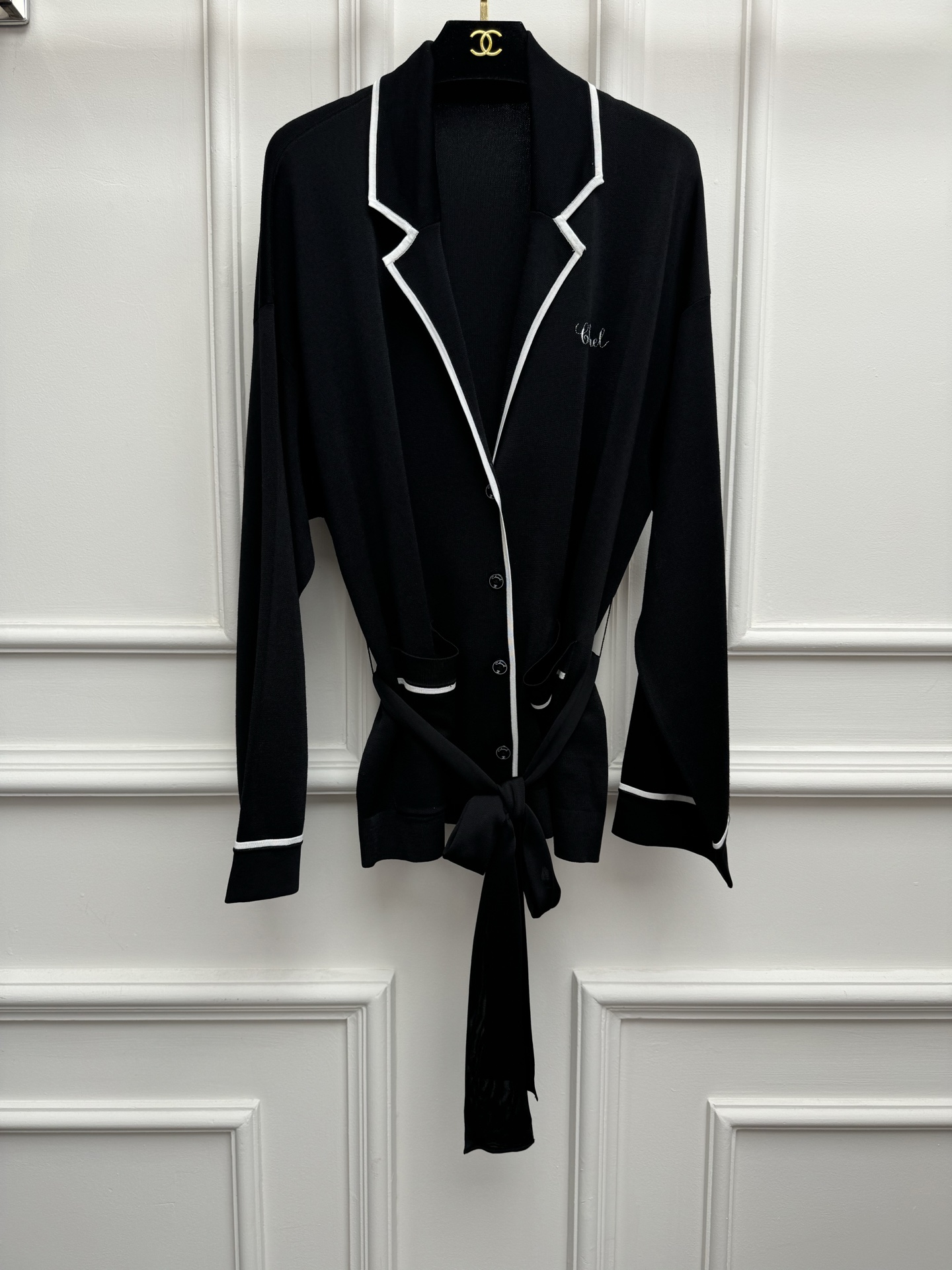 NO:833514,The higher version has been shipped. Xiangjia black lace-up cardigan 2026 spring and summer preview series. Lapel color block neckline. Black and white color block. Letter logo embroidery embellishment. Lazy, fashionable and advanced. Customized knitted fabric. Cool and comfortable. Straight fit. Lace-up waist. The upper body looks slim and elegant. Size SML,,chanel,19860909高版本出货啦 香家黑色系带开衫 2026春夏预告系列 翻领拼色领口 黑白拼色 字母logo刺绣点缀 慵懒时髦高级 定制针织面料 冰凉舒适 直筒版型 系带收腰 上身显瘦又气质 尺码SML,,chanel,,Women's clothing
