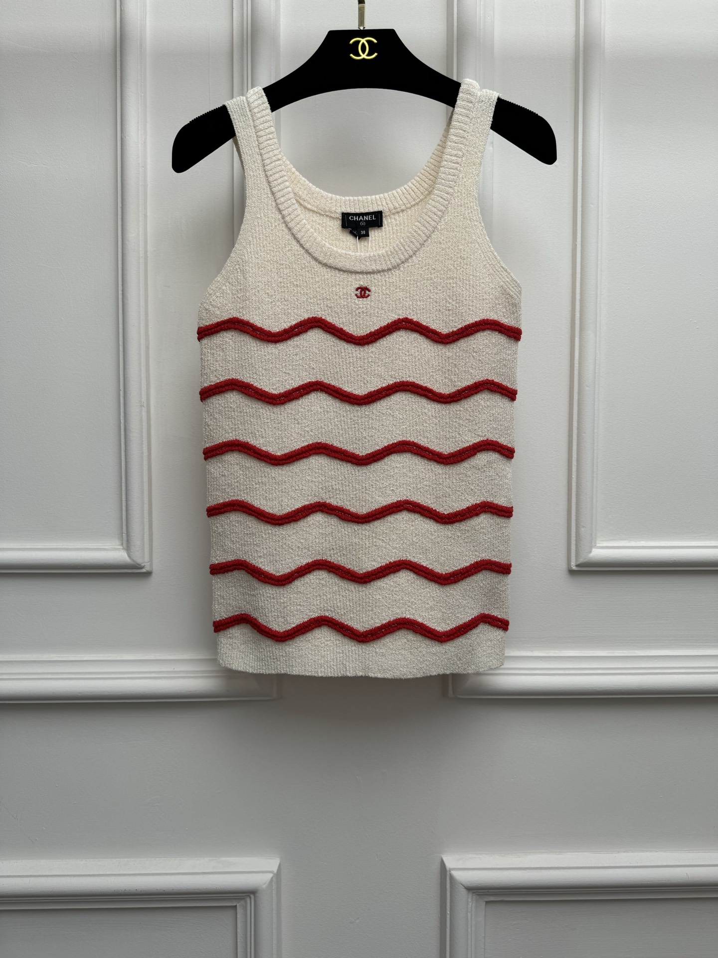 NO:833527,Spring and summer new styles are available. Xiangjia wavy striped vest 2026 beach series. Versatile U-shaped neckline. Wave stripes contrasting color design. Double C logo embroidery on the chest. Age-reducing and fashionable. Cotton knitted fabric. Comfortable and skin-friendly. Stretch slim fit. The upper body is slim and elegant. Size SML,,chanel,19860909春夏新款上新啦 香家波浪条纹背心 2026沙滩系列 百搭U字领领口 波浪条纹撞色设计 胸前双C logo刺绣点缀 减龄时髦洋气 棉质针织面料 舒适亲肤 弹力修身版型 上身显瘦又气质 尺码SML,,chanel,,Women's clothing