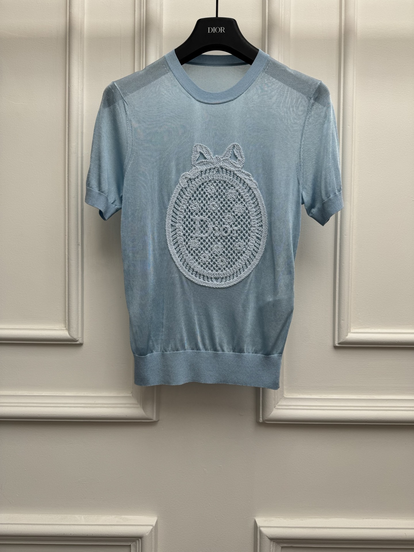 NO:833543,New spring and summer styles are available. D family badge knitted short sleeves. 2026 spring and summer series. Round ribbed neckline. Bow mesh embroidery pattern on the chest. Classic letter logo embellishment. Fashionable and elegant. Silk knitted fabric. Cool and comfortable. Slim fit. The upper body is slim and elegant. Sizes SML, dior, T-shirt, real silk,19860909春夏新款上新啦 D家徽章针织短袖 2026春夏系列 圆领罗纹领口 胸前蝴蝶结网状刺绣图案 经典字母logo点缀 时髦优雅 真丝针织面料 冰凉舒适 修身版型 上身显瘦又气质 尺码SML,,dior,T-shirt,real silk,,Women's clothing