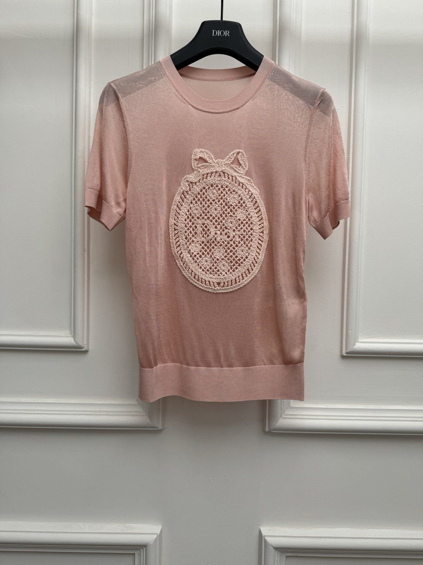 NO:958590,New spring and summer new styles D family badge knitted short sleeves 2026 spring and summer series Round ribbed neckline Bow mesh embroidery pattern on the chest Classic letter logo embellishment Fashionable and elegant Silk knitted fabric Cool and comfortable Slim fit The upper body is slim and elegant Sizes SML, dior, T-shirt, real silk,19860909春夏新款上新啦 D家徽章针织短袖 2026春夏系列 圆领罗纹领口 胸前蝴蝶结网状刺绣图案 经典字母logo点缀 时髦优雅 真丝针织面料 冰凉舒适 修身版型 上身显瘦又气质 尺码SML,,dior,T-shirt,real silk,,Women's clothing