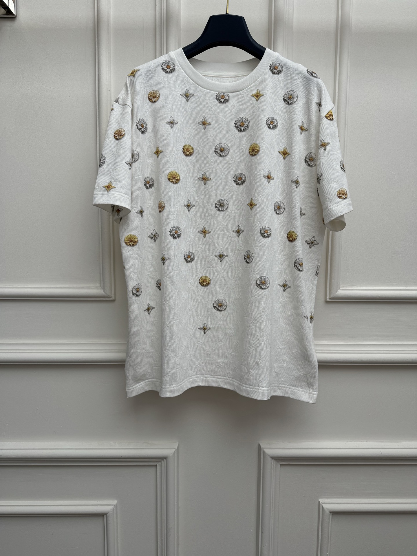NO:833575,Spring and summer new styles are available. L's printed dark pattern jacquard T-shirt 2026 spring and summer series. Round neck and dropped shoulders. Printed pattern. Classic old pattern dark pattern jacquard craft. Full of high-end feel. Imported pure cotton fabric. Comfortable, skin-friendly and breathable. Loose fit. The upper body looks slim and elegant. Sizes SML, Louis Vuitton, tees, t-shirt,19860909春夏新款上新啦 L家印花暗纹提花T恤 2026春夏系列 圆领落肩设计 采用印花图案 经典老花暗纹提花工艺 高级感十足 进口纯棉面料 舒适亲肤透气 宽松版型 上身显瘦又气质 尺码SML,,louis vuitton,tees，t-shirt,,Women's clothing